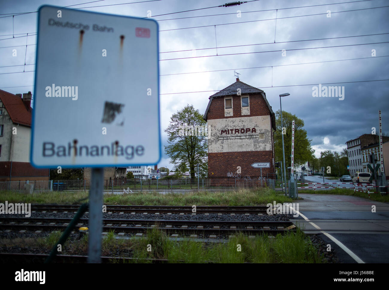 Pasewalk, Deutschland. 10. Mai 2017. Ein Mitropa-Zeichen auf der Seite ein leeres Haus in Pasewalk, Deutschland, 10. Mai 2017. Mitropa, Abkürzung für Mitteleuropa oder "Central Europe" in deutscher Sprache, war ein deutscher Zug Unternehmen für catering und schlafen Kutschen in Deutschland von 1916 bis 1945 und danach in der DDR bis 1994 fusionierte mit der westdeutschen entspricht der Deutschen Bahn [dB] gefunden. Foto: Jens Büttner/Dpa-Zentralbild/ZB/Dpa/Alamy Live News Stockfoto