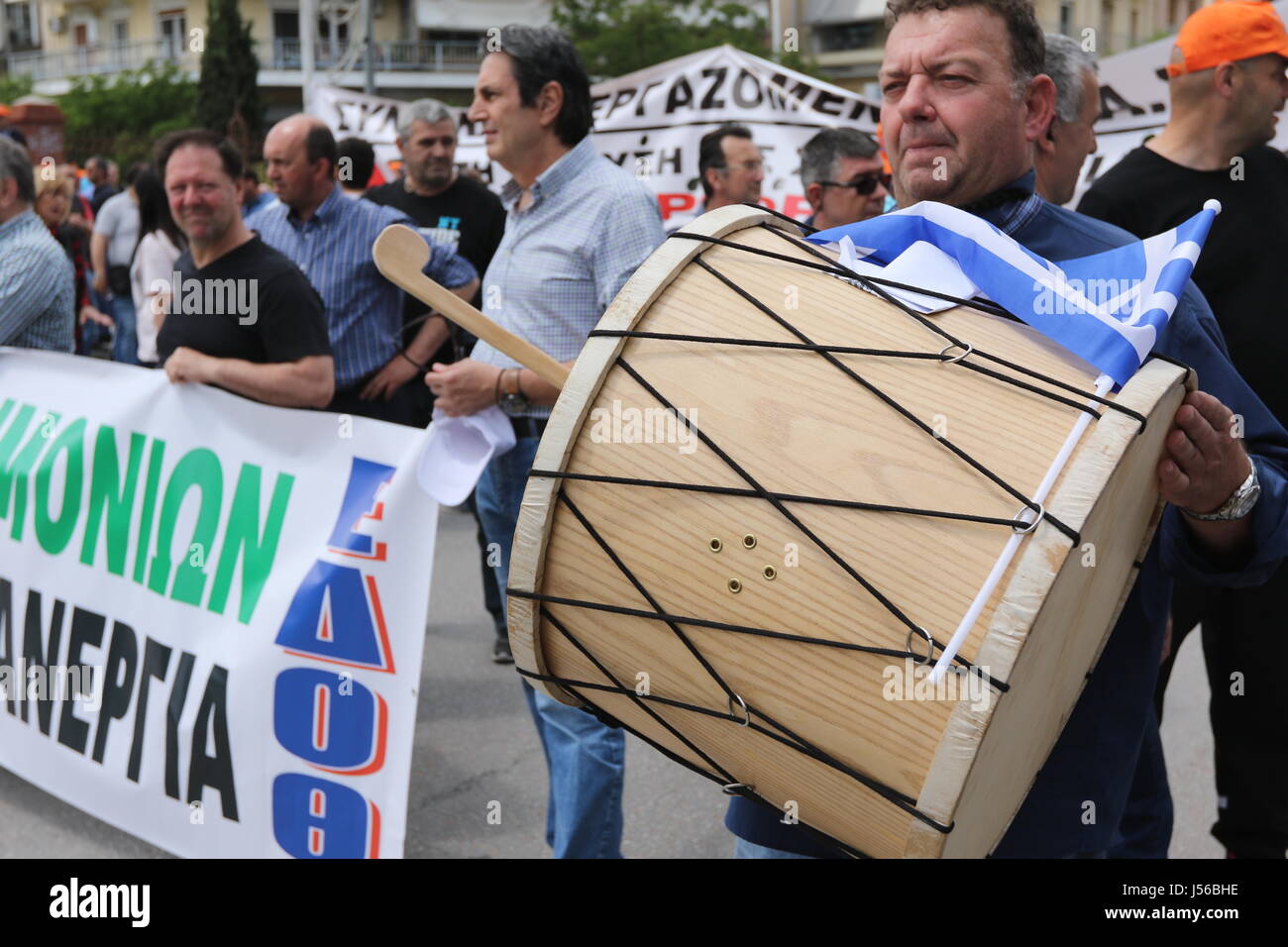 Thessaloniki, Griechenland, Mai 17. 2017.  Mehrere tausend Griechen gingen auf die Straße als Bestandteil einer 24-stündigen Generalstreik durch die griechischen Gewerkschaften aus Protest über eine neue Runde der Sparmaßnahmen, die die griechische Regierung hat mit seiner Creditos vereinbart. Bildnachweis: Orhan Zolak / Alamy Live News Stockfoto