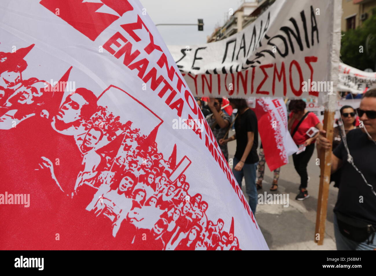 Thessaloniki, Griechenland, Mai 17. 2017. Mehrere tausend Griechen gingen auf die Straße als Bestandteil einer 24-stündigen Generalstreik durch die griechischen Gewerkschaften aus Protest über eine neue Runde der Sparmaßnahmen, die die griechische Regierung hat mit seiner Creditos vereinbart. Bildnachweis: Orhan Zolak / Alamy Live News Stockfoto