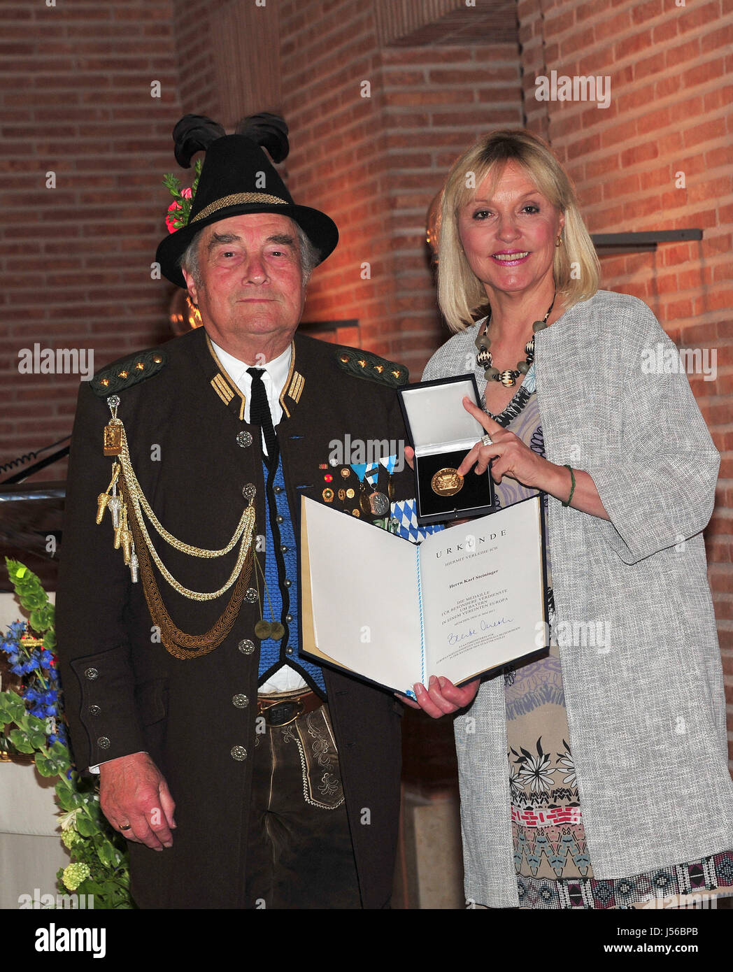 München, Deutschland. 16. Mai 2017. Karl Steininger erhält eine Medaille aus der bayerische Europaminister Beate Merk (CSU) bei der Preisverleihung der bayerische Europa-Medaille im Prinz Carl Palais in München, 16. Mai 2017. Die Medaille ist für "besondere Verdienste für Bayern in einem Vereinten Europa." Foto: Ursula Düren/Dpa/Alamy Live News Stockfoto