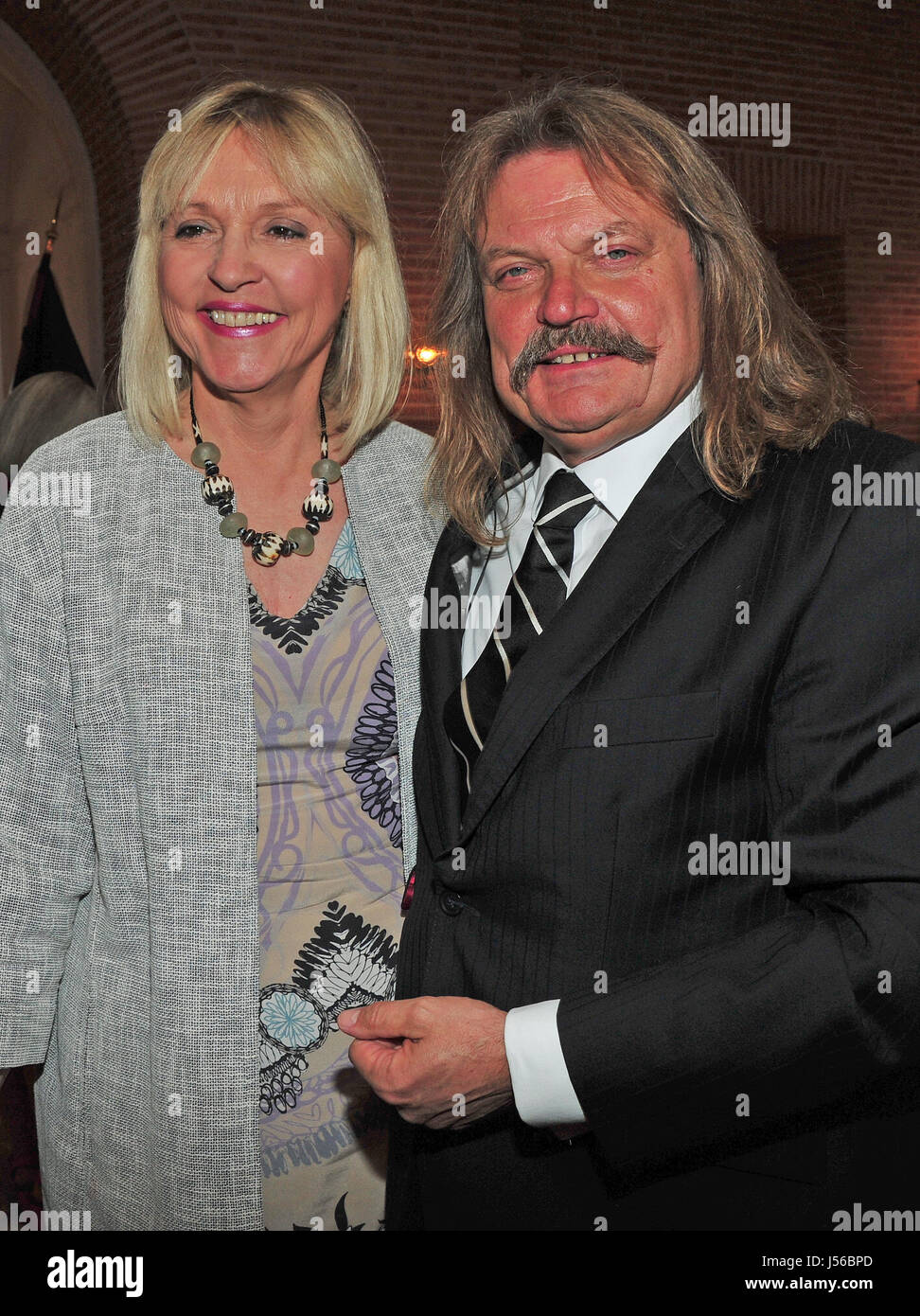 München, Deutschland. 16. Mai 2017. Musiker Leslie Mandoki und bayerischen Europa Minister Beate Merk (CSU) auf die bayerische Europa-Medaille der Preisverleihung im Prinz Carl Palais in München, 16. Mai 2017. Die Medaille ist für "besondere Verdienste für Bayern in einem Vereinten Europa." Foto: Ursula Düren/Dpa/Alamy Live News Stockfoto