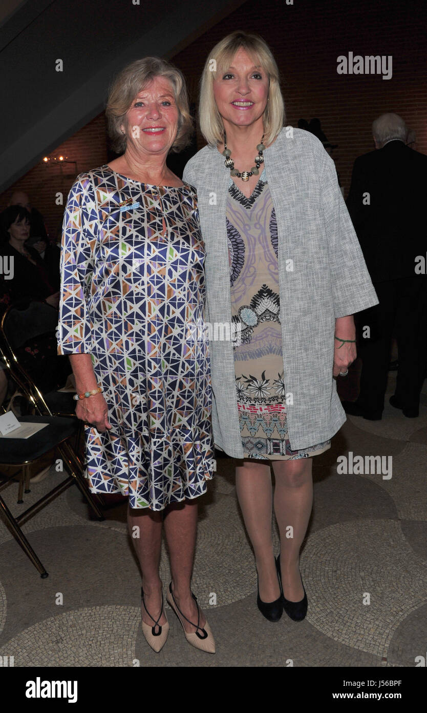 München, Deutschland. 16. Mai 2017. Schauspielerin Jutta Speidel (L) die bayerische Europaminister Beate Merk (CSU) besuchen die bayerische Europa-Medaille-Preisverleihung im Prinz Carl Palais in München, 16. Mai 2017. Die Medaille ist für "besondere Verdienste für Bayern in einem Vereinten Europa." Foto: Ursula Düren/Dpa/Alamy Live News Stockfoto