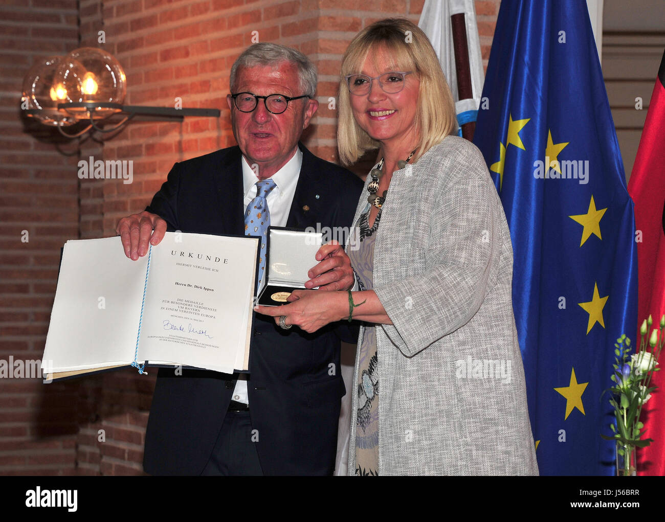 München, Deutschland. 16. Mai 2017. Verleger Dirk Ippen und die bayerische Europaminister Beate Merk (CSU) auf die bayerische Europa-Medaille der Preisverleihung im Prinz Carl Palais in München, 16. Mai 2017. Die Medaille ist für "besondere Verdienste für Bayern in einem Vereinten Europa." Foto: Ursula Düren/Dpa/Alamy Live News Stockfoto