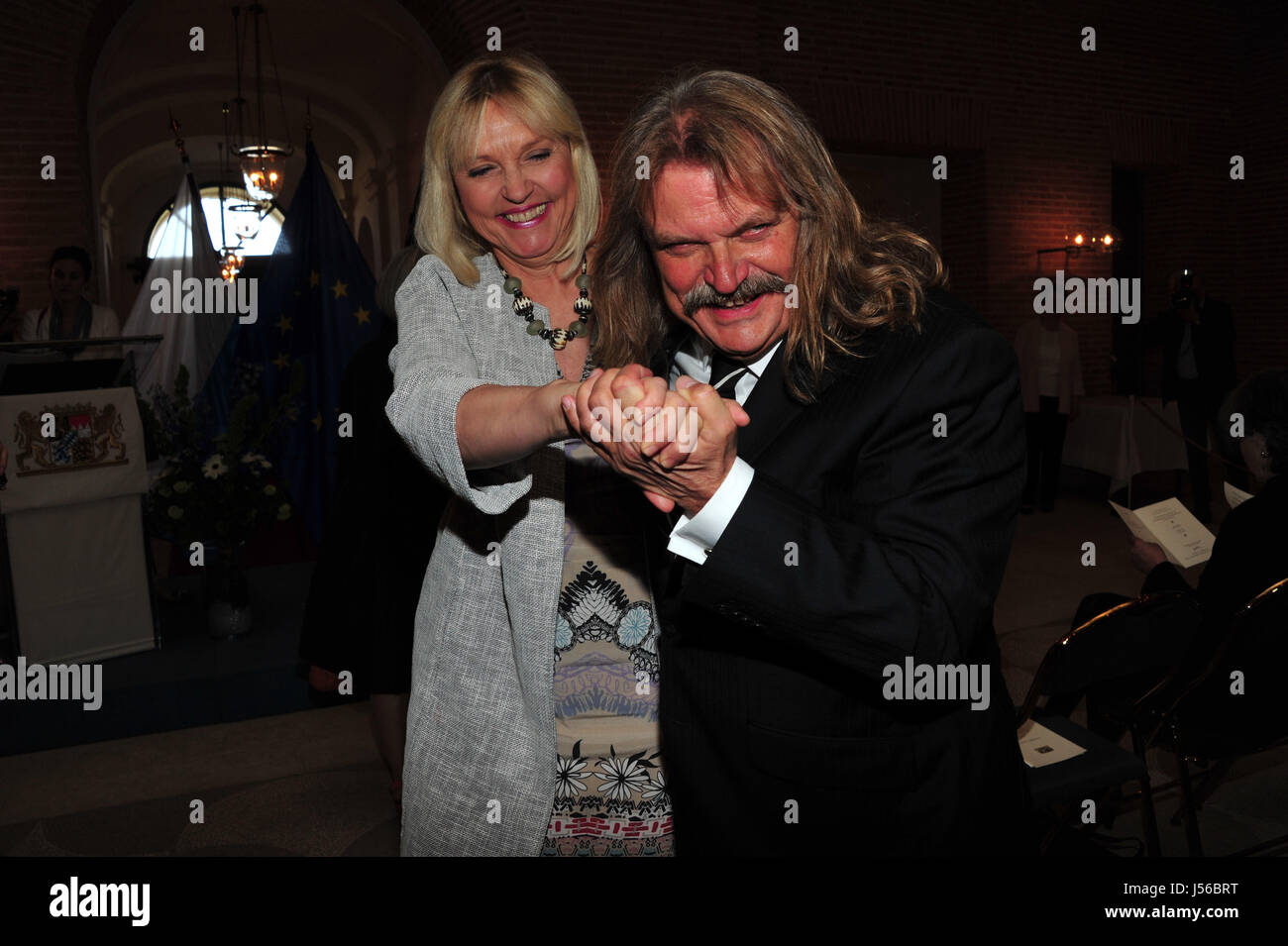 München, Deutschland. 16. Mai 2017. Karl Steininger und der bayerische Europaminister Beate Merk (CSU) auf die bayerische Europa-Medaille der Preisverleihung im Prinz Carl Palais in München, 16. Mai 2017. Die Medaille ist für "besondere Verdienste für Bayern in einem Vereinten Europa." Foto: Ursula Düren/Dpa/Alamy Live News Stockfoto