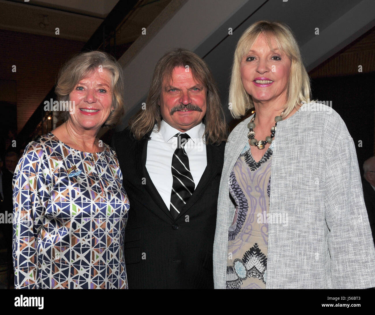 München, Deutschland. 16. Mai 2017. Schauspielerin Jutta Speidel (L), Karl Steininger und der bayerische Europaminister Beate Merk (CSU) auf die bayerische Europa-Medaille der Preisverleihung im Prinz Carl Palais in München, 16. Mai 2017. Die Medaille ist für "besondere Verdienste für Bayern in einem Vereinten Europa." Foto: Ursula Düren/Dpa/Alamy Live News Stockfoto