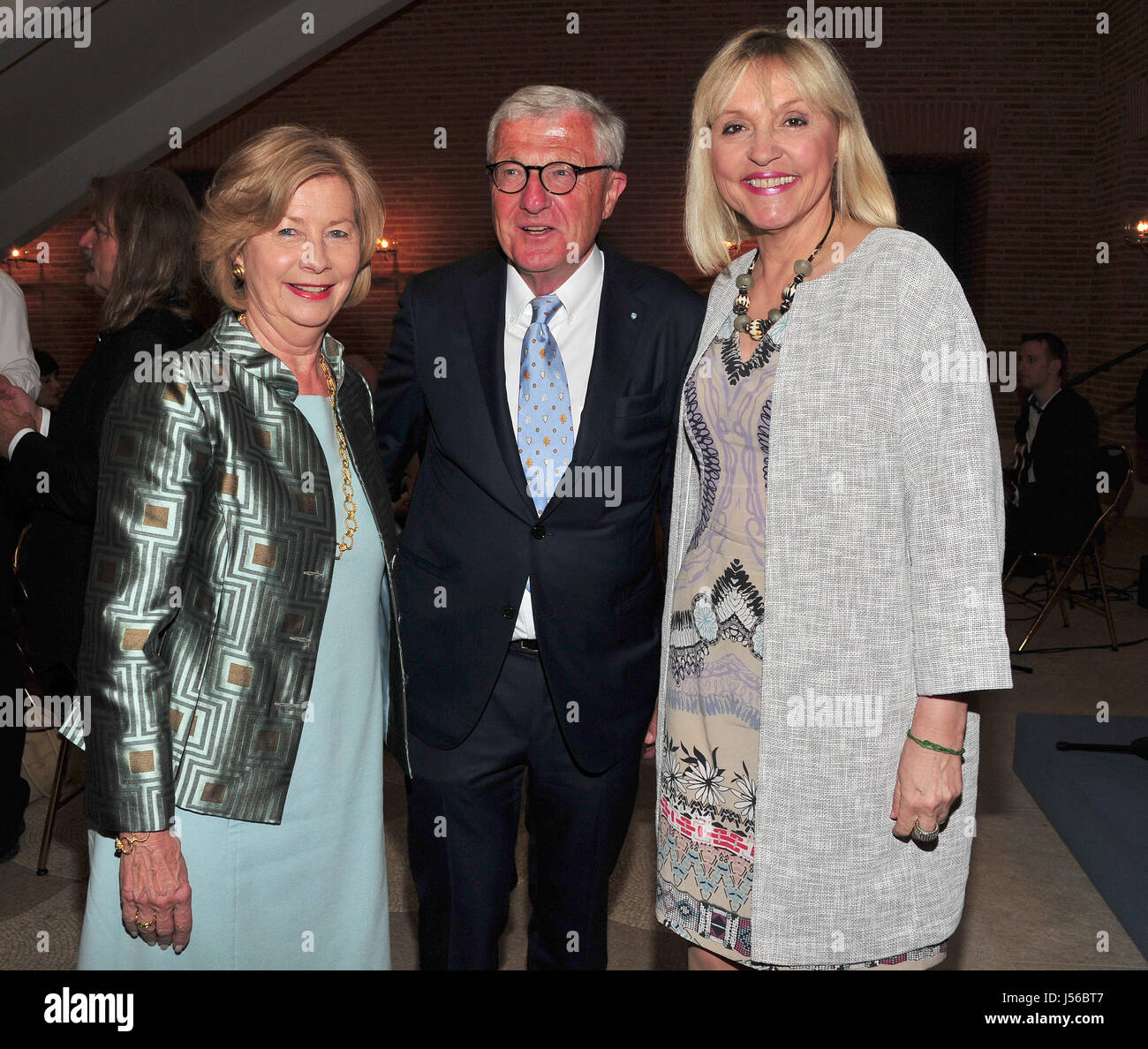 München, Deutschland. 16. Mai 2017. Verleger Dirk Ippen, Frau Marlene (L) und der bayerischen Europa Minister Beate Merk (CSU) auf die bayerische Europa-Medaille der Preisverleihung im Prinz Carl Palais in München, 16. Mai 2017. Die Medaille ist für "besondere Verdienste für Bayern in einem Vereinten Europa." Foto: Ursula Düren/Dpa/Alamy Live News Stockfoto