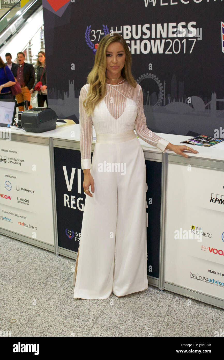 London, UK. 17. Mai 2017. Lauren Pope Ankunft im Geschäft zeigen 2017 im Excel Exhibition Centre London wo sie als Keynote-Speaker erscheint. Gekleidet in einem weißen Overall mit Netz-Detail und ausgestellte Beine aufgeteilt. Sowie einem TV ist star DJ und Model Lauren ein scharf Unternehmer, die ihr eigenes Haar-Verlängerung-Geschäft läuft. Bildnachweis: Ayeesha Walsh/Alamy Live-Nachrichten Stockfoto