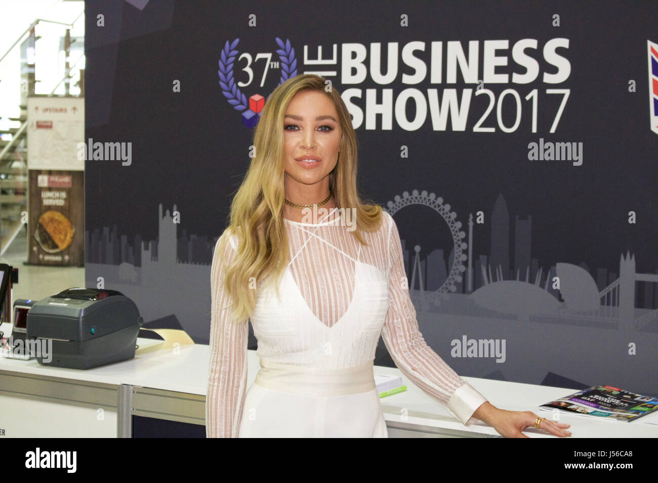 London, UK. 17. Mai 2017. Lauren Pope Ankunft im Geschäft zeigen 2017 im Excel Exhibition Centre London wo sie als Keynote-Speaker erscheint. Gekleidet in einem weißen Overall mit Netz-Detail und ausgestellte Beine aufgeteilt. Sowie einem TV ist star DJ und Model Lauren ein scharf Unternehmer, die ihr eigenes Haar-Verlängerung-Geschäft läuft. Bildnachweis: Ayeesha Walsh/Alamy Live-Nachrichten Stockfoto