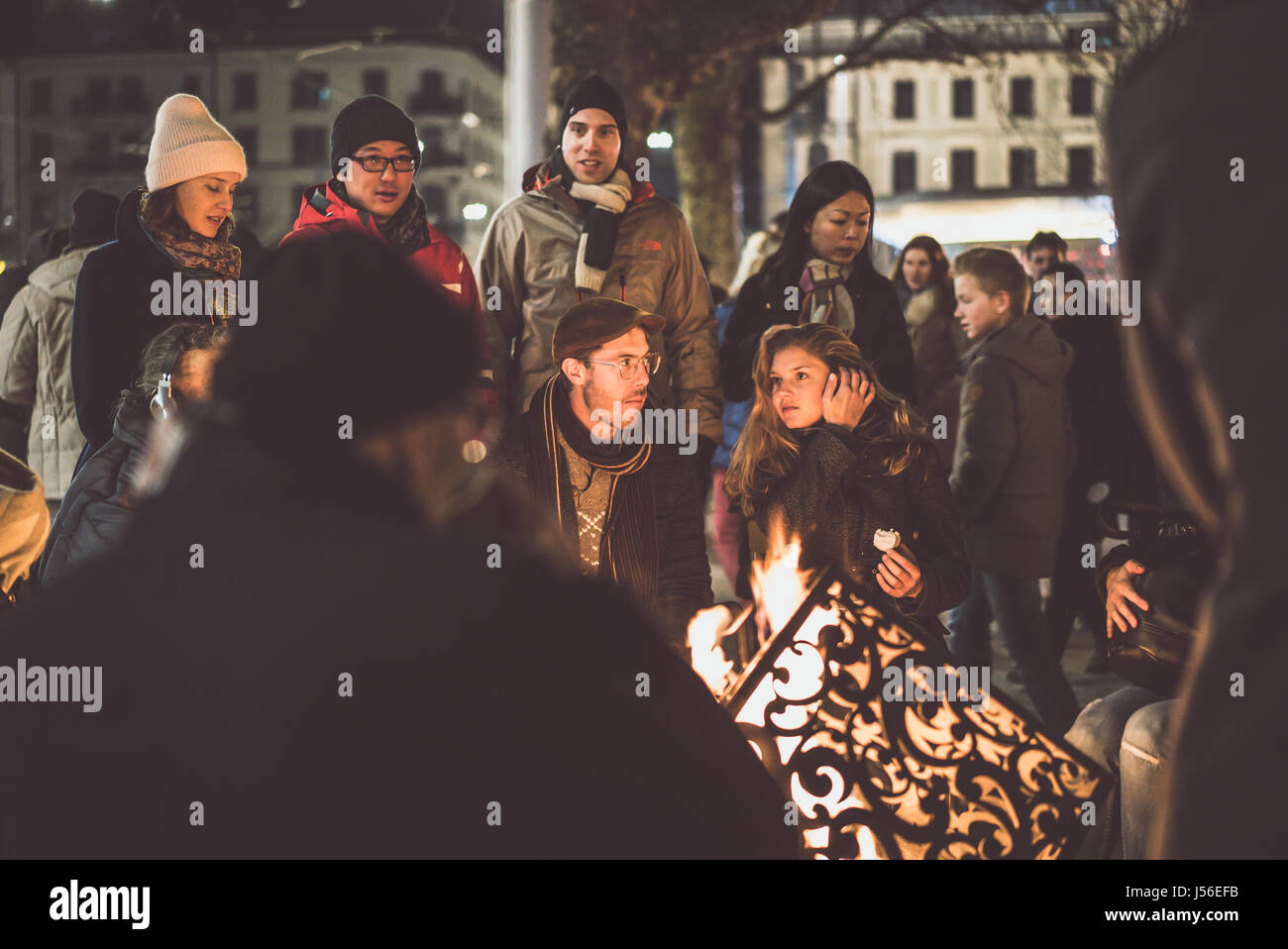 Um ein Feuer in der Mitte eines kalten Winters rund um Weihnachten Saison warm zu halten. Stockfoto