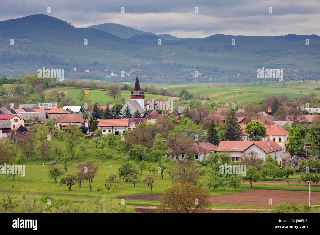Frühlings-Landschaft des siebenbürgischen Dorfes Stockfoto