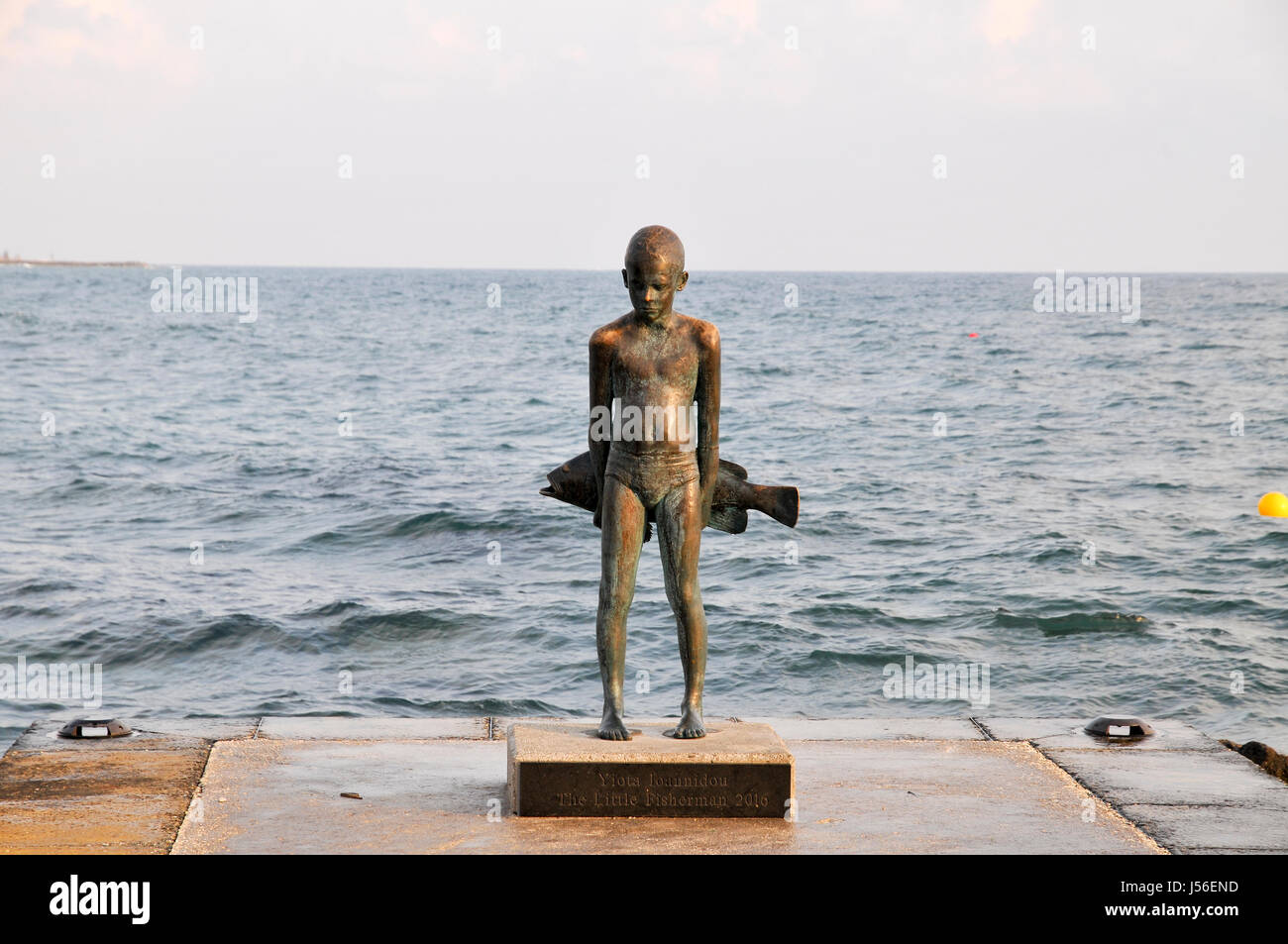 Statue eines jungen mit einem Fisch am Ufer des Mittelmeers durch Yiota Ioannidou, Paphos, Zypern Stockfoto