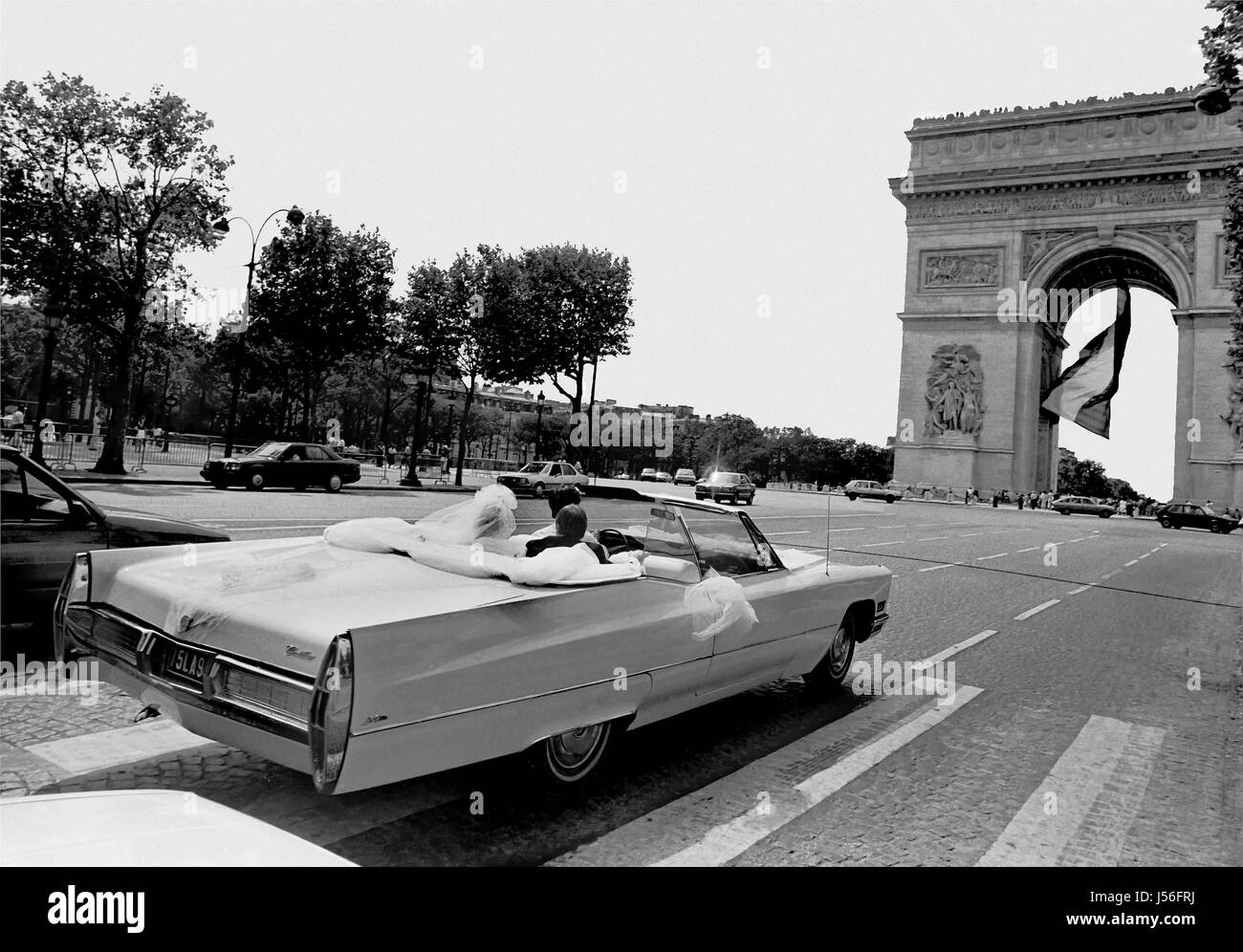 Hochzeitsauto stürmt auf den Champs-Elysées zum Arc de Triomphe. Ca. 70er Jahre Stockfoto