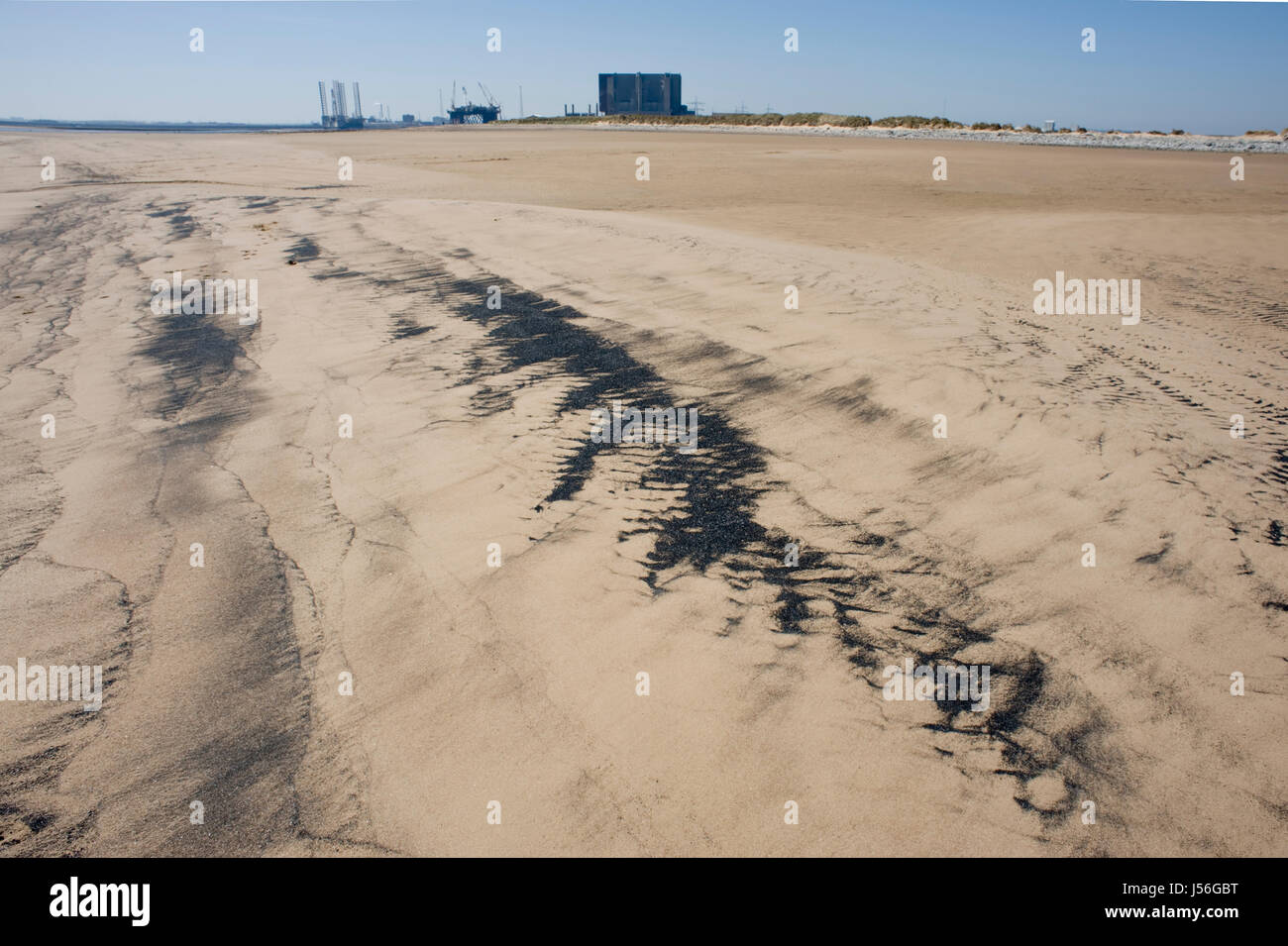 Meer Kohle am Strand von Hartlepool Kernkraftwerk Stockfoto