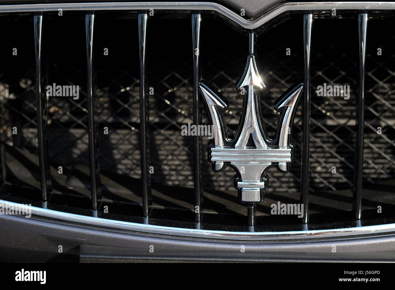 Ein Maserati-Auto-Abzeichen scheint auf dem Grill ein Maserati-Auto Stockfoto