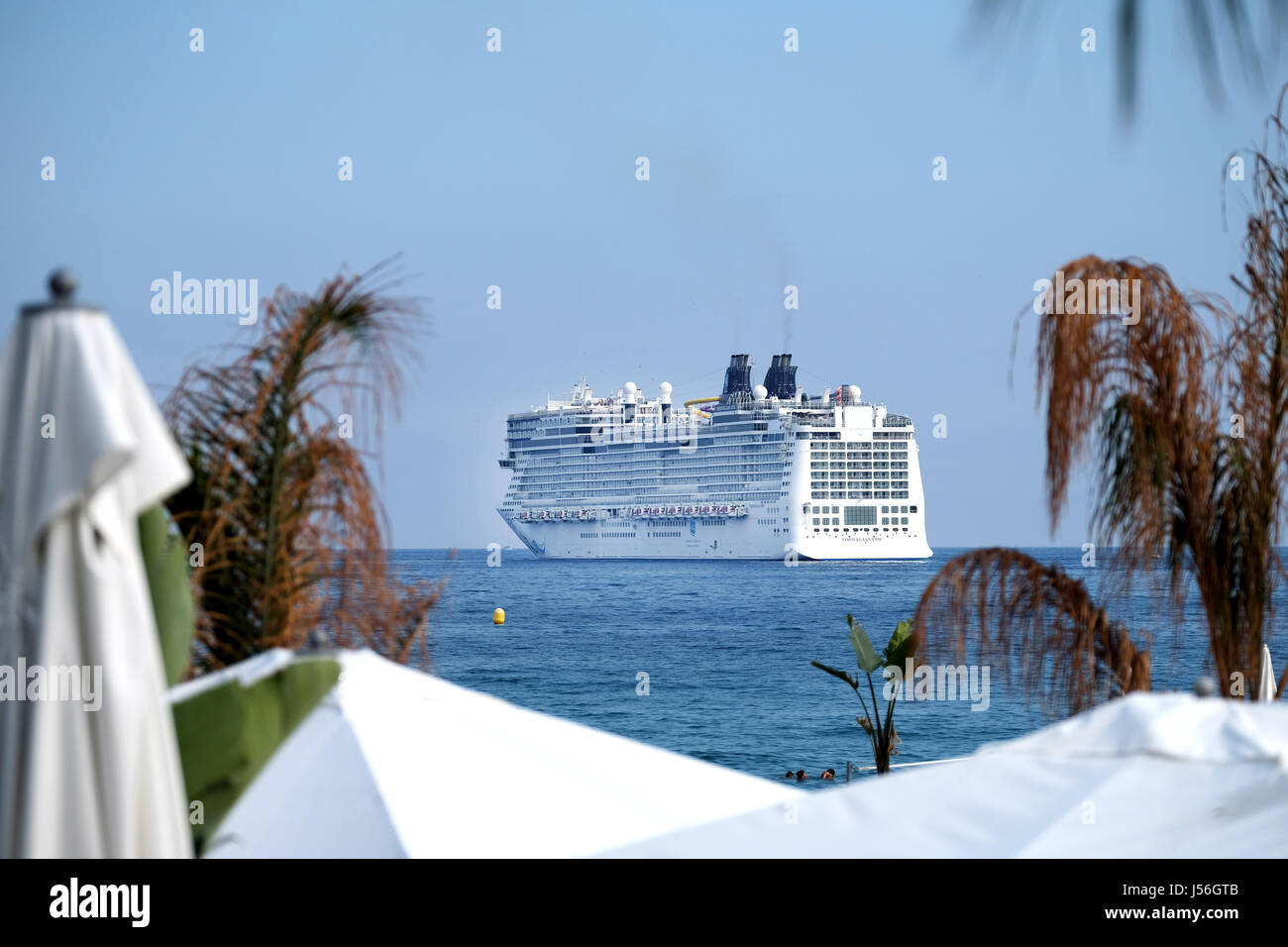 Die Norwegian Epic, einem der größten Kreuzfahrtschiffe der Welt, Cannes, im Süden von Frankreich, wo sie im Rahmen einer Kreuzfahrt besucht hatten. Stockfoto