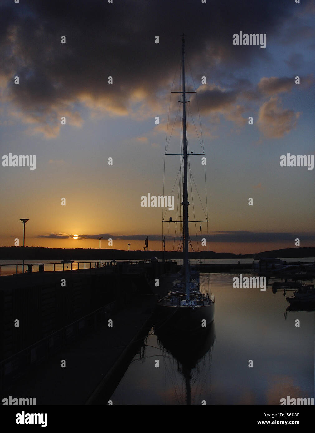 Stimmung am Abend Hafen Sonnenuntergang Abend Tendenz Häfen Yacht Segelboot Stockfoto