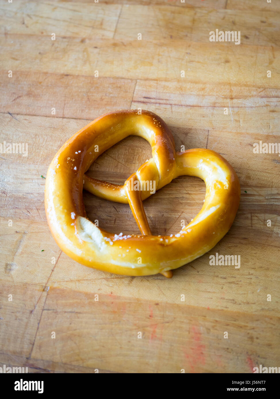 Eine weiche Brezel (Butter und Salz Geschmack) von Zwicks Brezeln in Edmonton, Alberta, Kanada. Stockfoto
