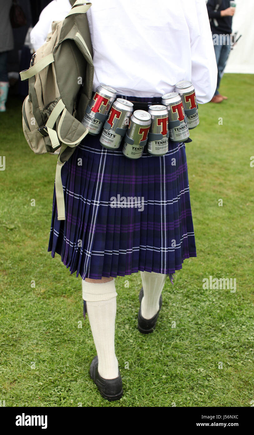 Die Schotten Alkohol Bild Spottschrift durch einen Tartan kilt tragen  Holländer mit Tennents Lager Alkohol in Dosen an einem Gürtel um seine  Hüften, als er die Teilnahme an der Stockfotografie - Alamy
