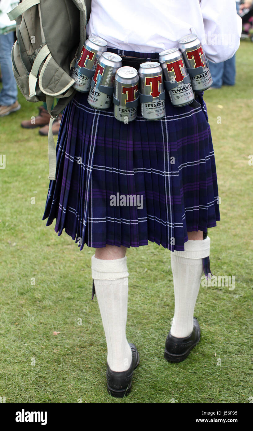 Die Schotten Alkohol Bild Spottschrift durch einen Tartan kilt tragen  Holländer mit Tennents Lager Alkohol in Dosen an einem Gürtel um seine  Hüften, als er die Teilnahme an der Stockfotografie - Alamy