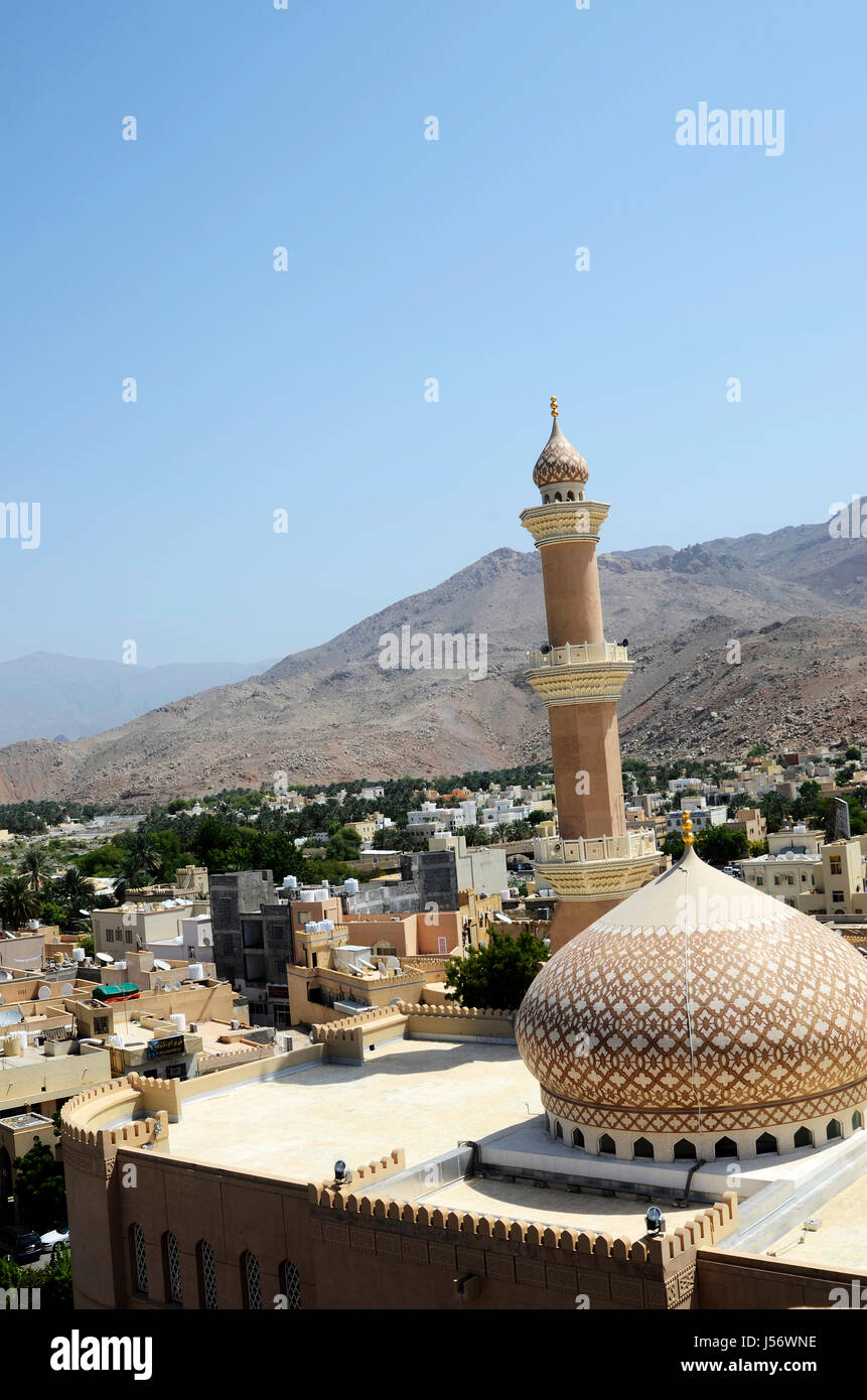 Blick vom Nizwa Fort an der nahegelegenen Moschee und die umgebende Stadt, Nizwa, Sultanat von Oman Stockfoto