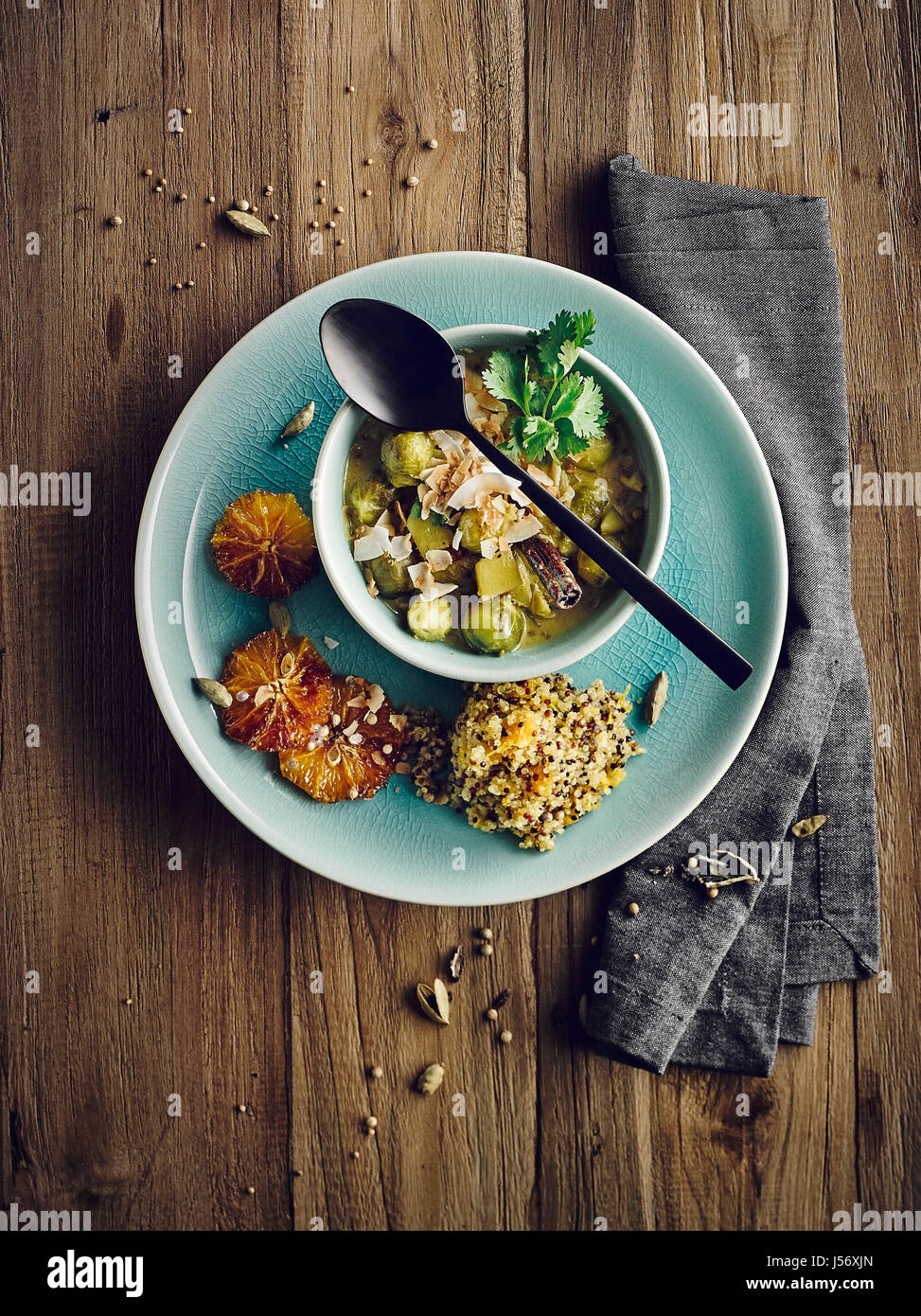 Brussel sprout Curry mit orange quinoa Stockfoto