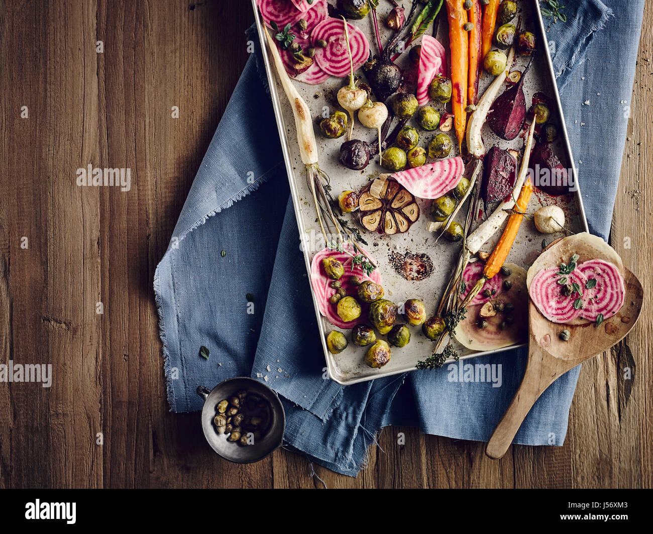 Rosenkohl und Wurzelgemüse mit Kapern aus dem Ofen Stockfotografie - Alamy
