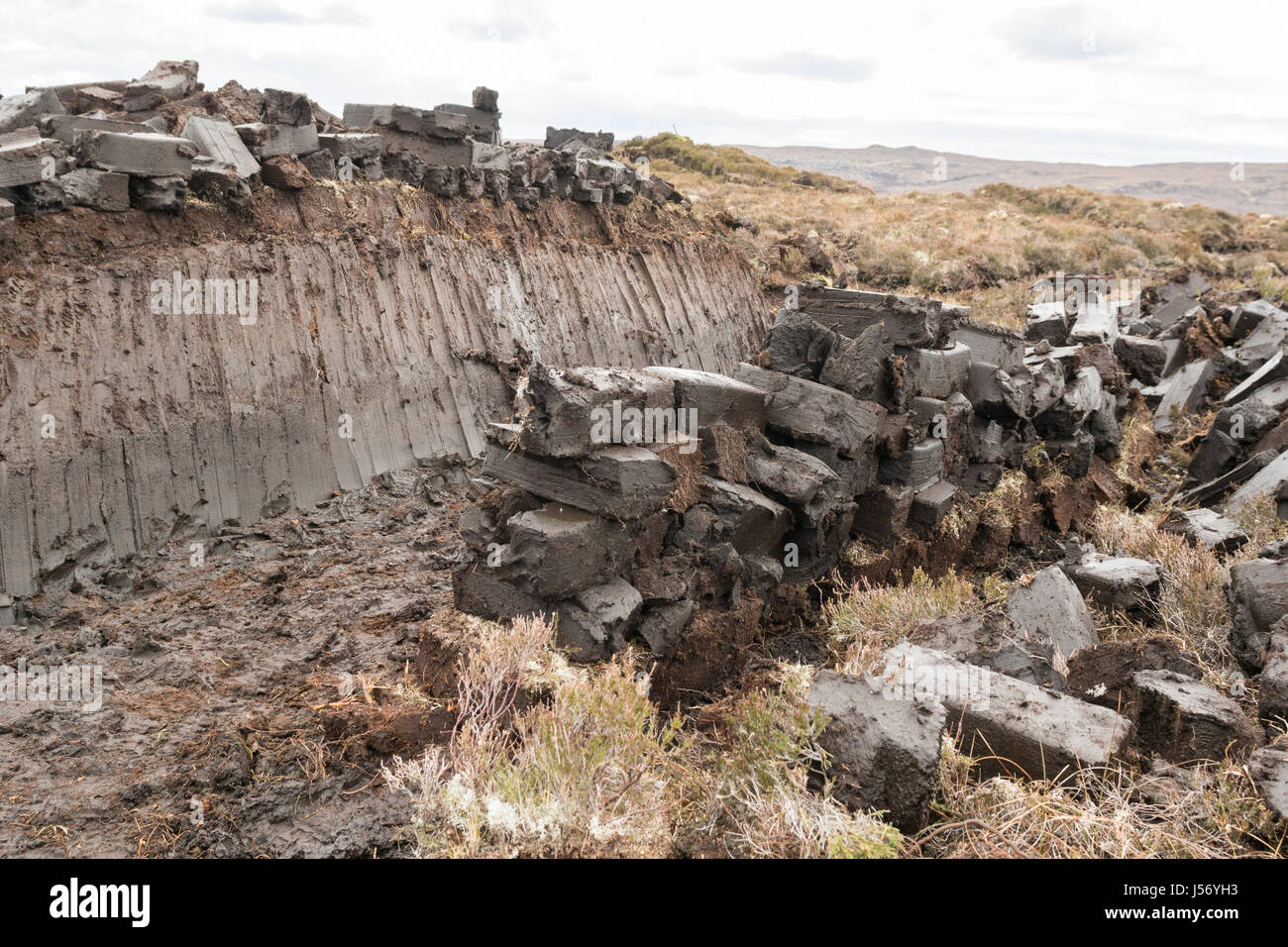 Torf frisch geschnitten von Crofter, trocknen, um verwendet werden, für Kraftstoff, Wester Ross, Schottland, UK Stockfoto