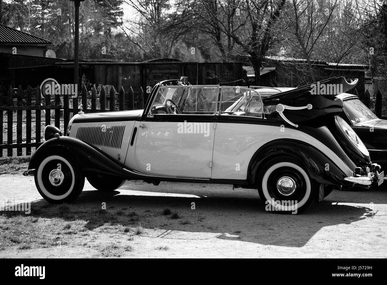 schwarze dunkelhäutige kohlschwarze tiefschwarze Auto Automobil Fahrzeug bedeutet der Fahrmotor Stockfoto