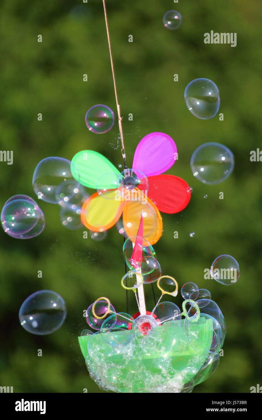 Riesenseifenblasen erstellt automatisch mit Hilfe des Windes in einem park Stockfoto