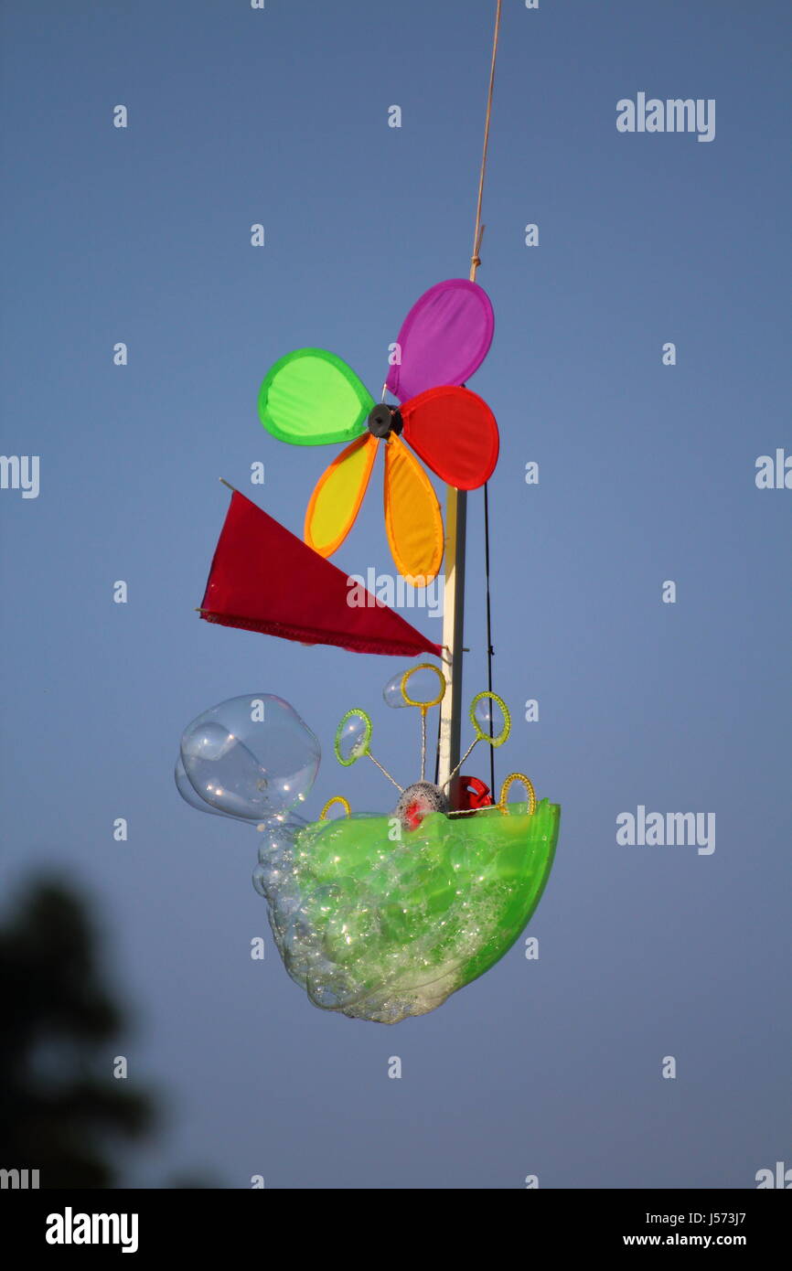 Riesenseifenblasen erstellt automatisch mit Hilfe des Windes in einem park Stockfoto