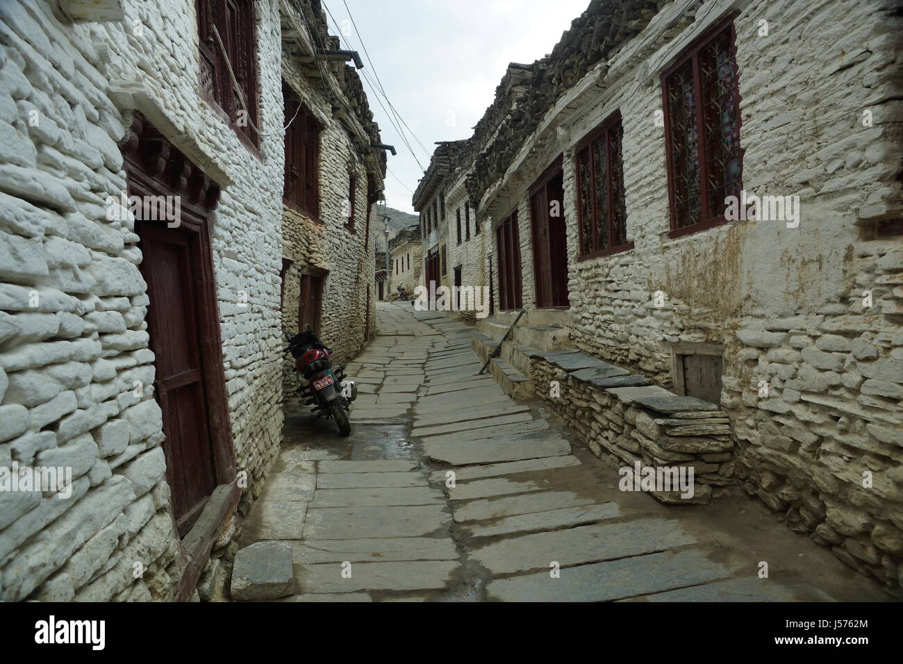 Das Dorf von Marpha in Mustang, Nepal, ist ein traditionelles Dorf mit weiß getünchten Häusern. Stockfoto