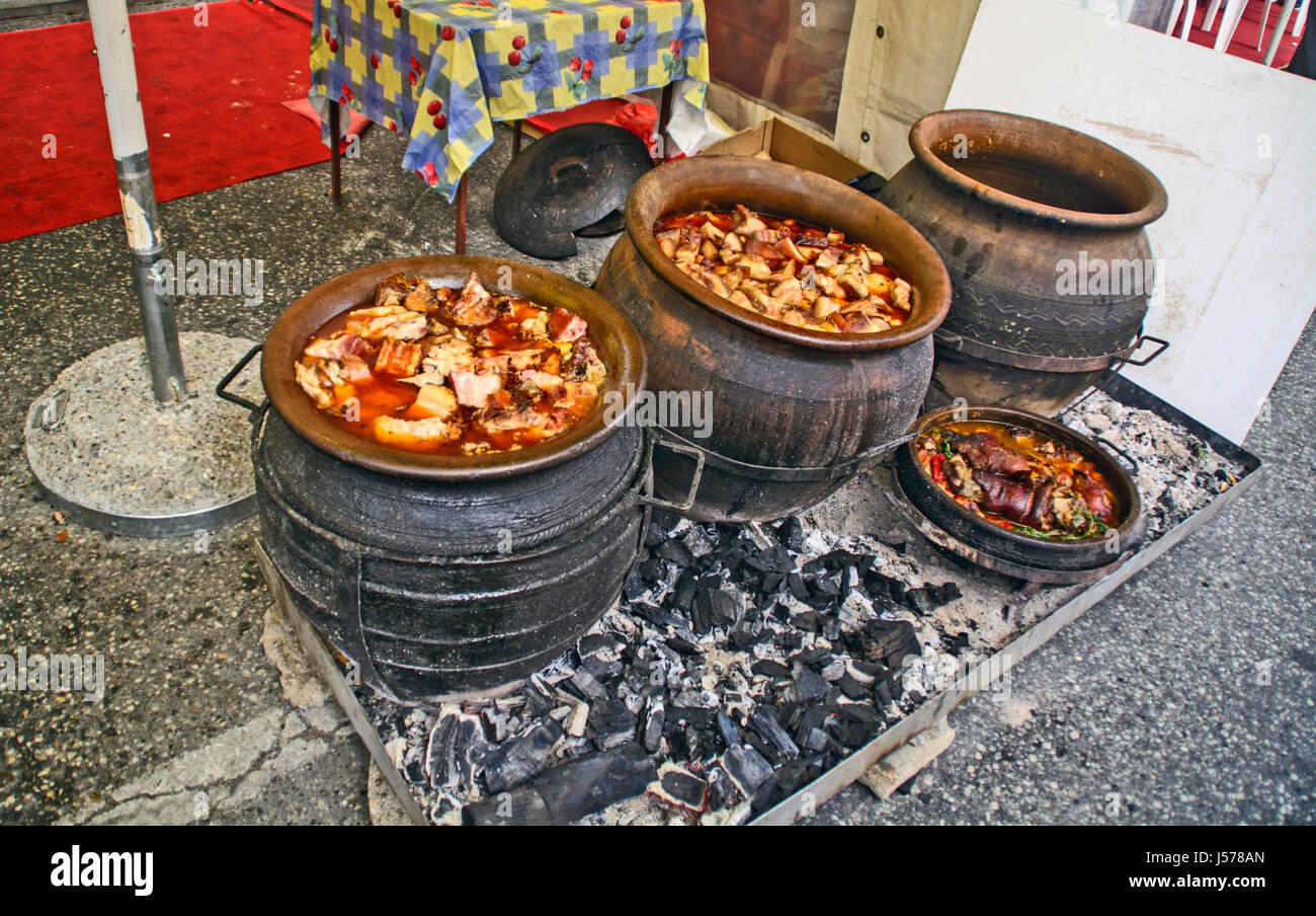 Kochen Eintopf mit Schweinefleisch auf traditionelle Weise in einem Tontopf. Stockfoto