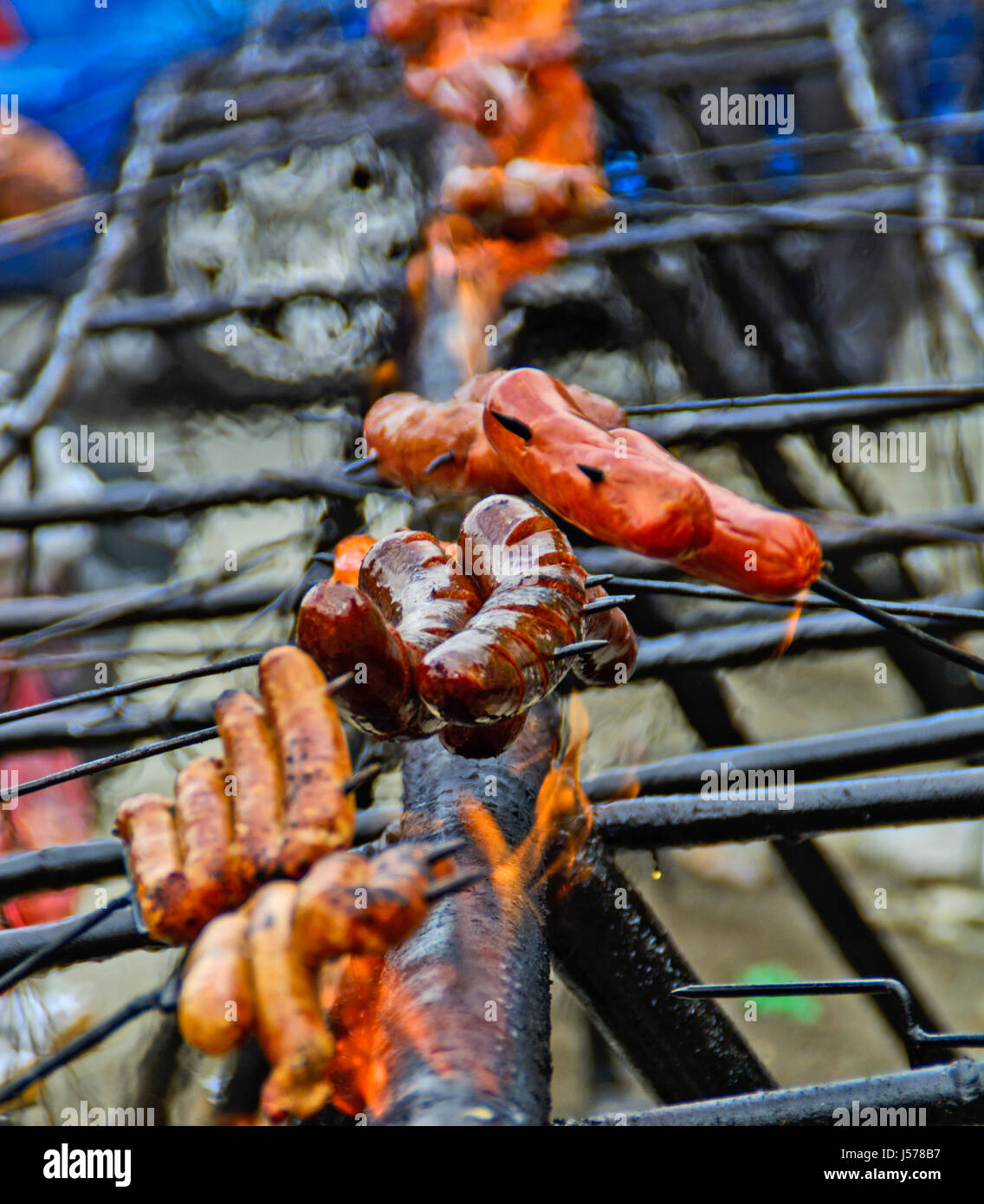 Traditionell Straße Braten Würstchen über Feuer während der Feierlichkeiten. Stockfoto