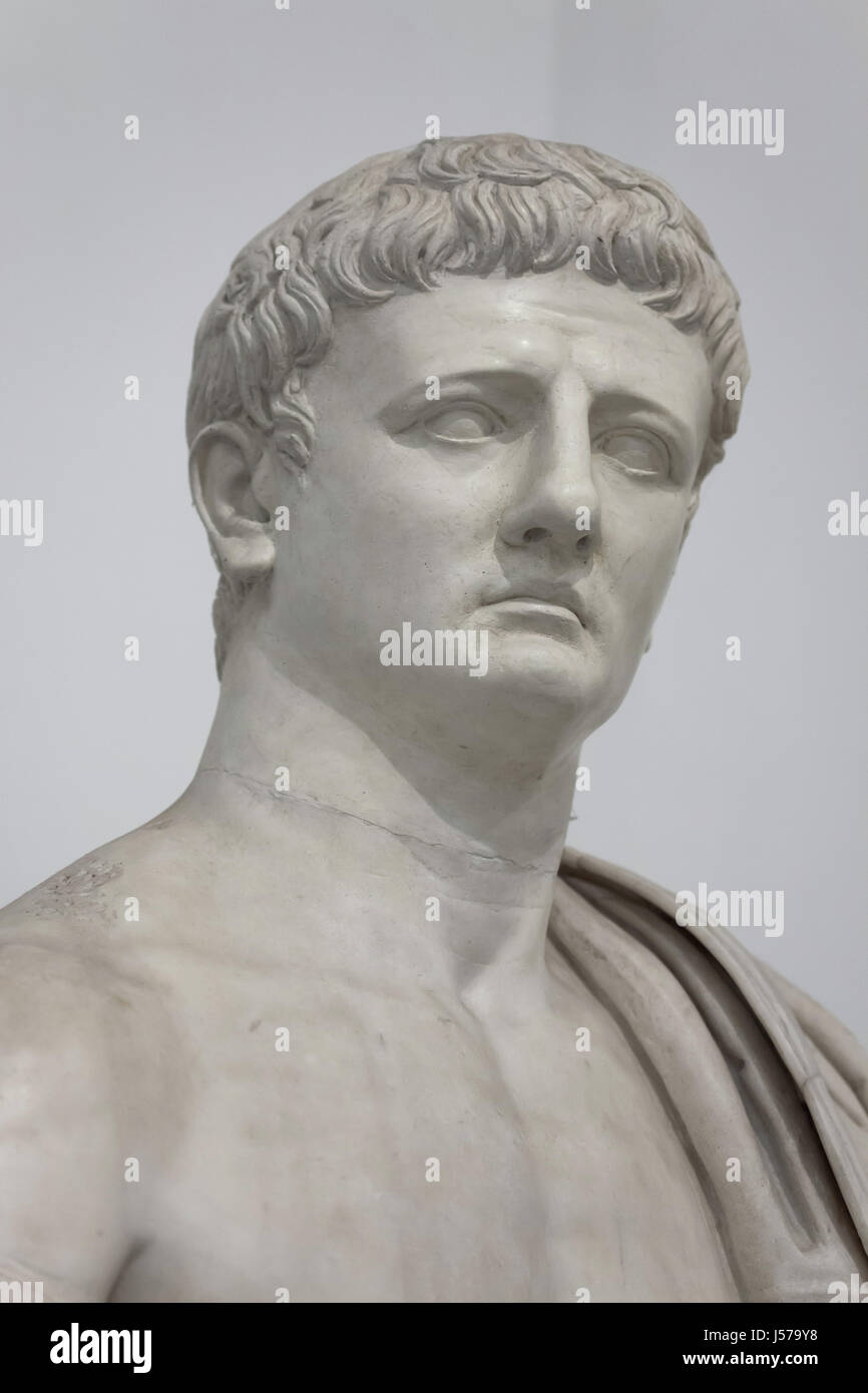 Roman Emperor Claudius (reg. 37-54 n. Chr.). Kolossalen Marmorstatue aus der Mitte des 1. Jahrhunderts n. Chr. fand in das Augusteum in Herculaneum auf dem Display im Archäologischen Nationalmuseum in Neapel, Kampanien, Italien. Stockfoto