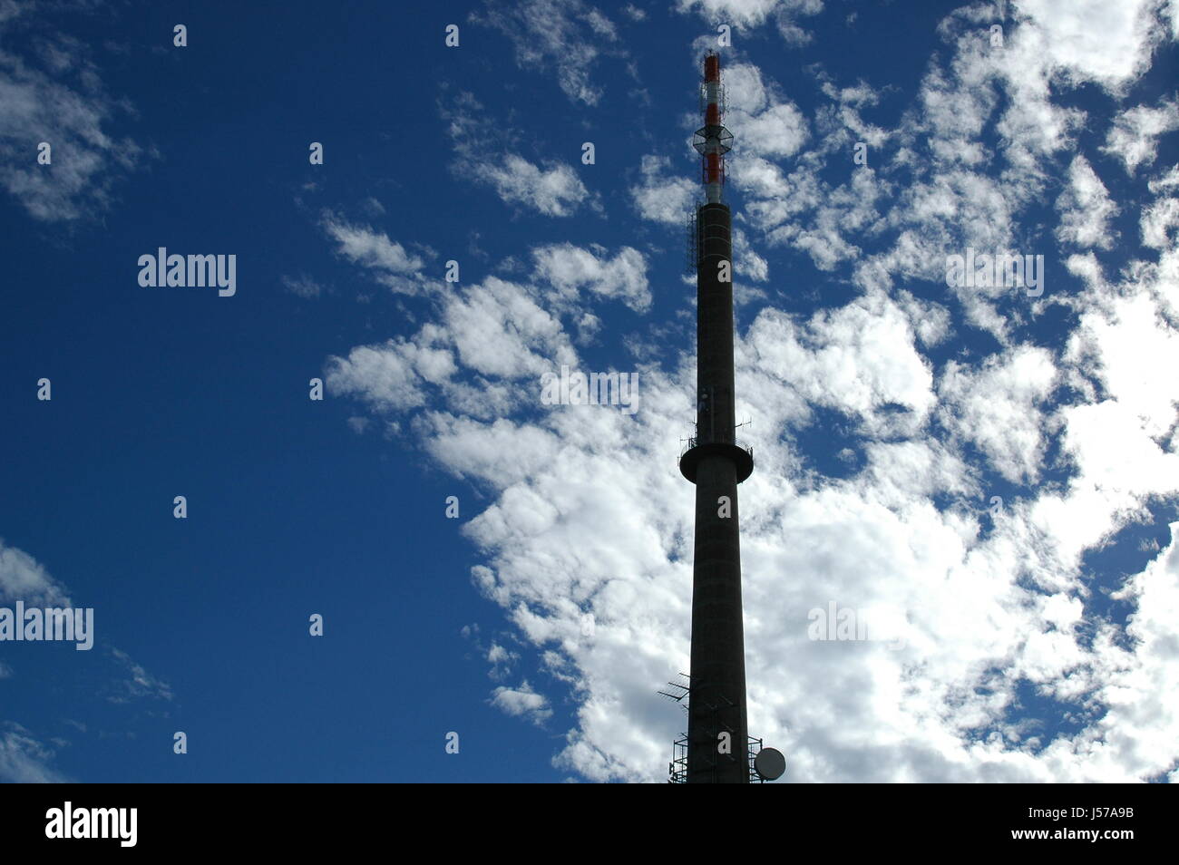 gegen leichte Antenne Firmament Himmel Empfang Rezeption Wolken Ukw Sendemast wdr Stockfoto