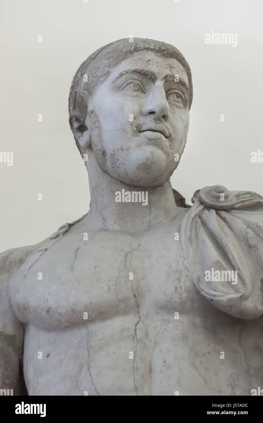Roman Emperor Severus Alexander (222-235 n. Chr. Herrschaft). Römische Marmorstatue mit einem idealisierten Körper von ca. 225 n. Chr. von den Farnese-Sammlung auf dem Display im Archäologischen Nationalmuseum in Neapel, Kampanien, Italien. Stockfoto