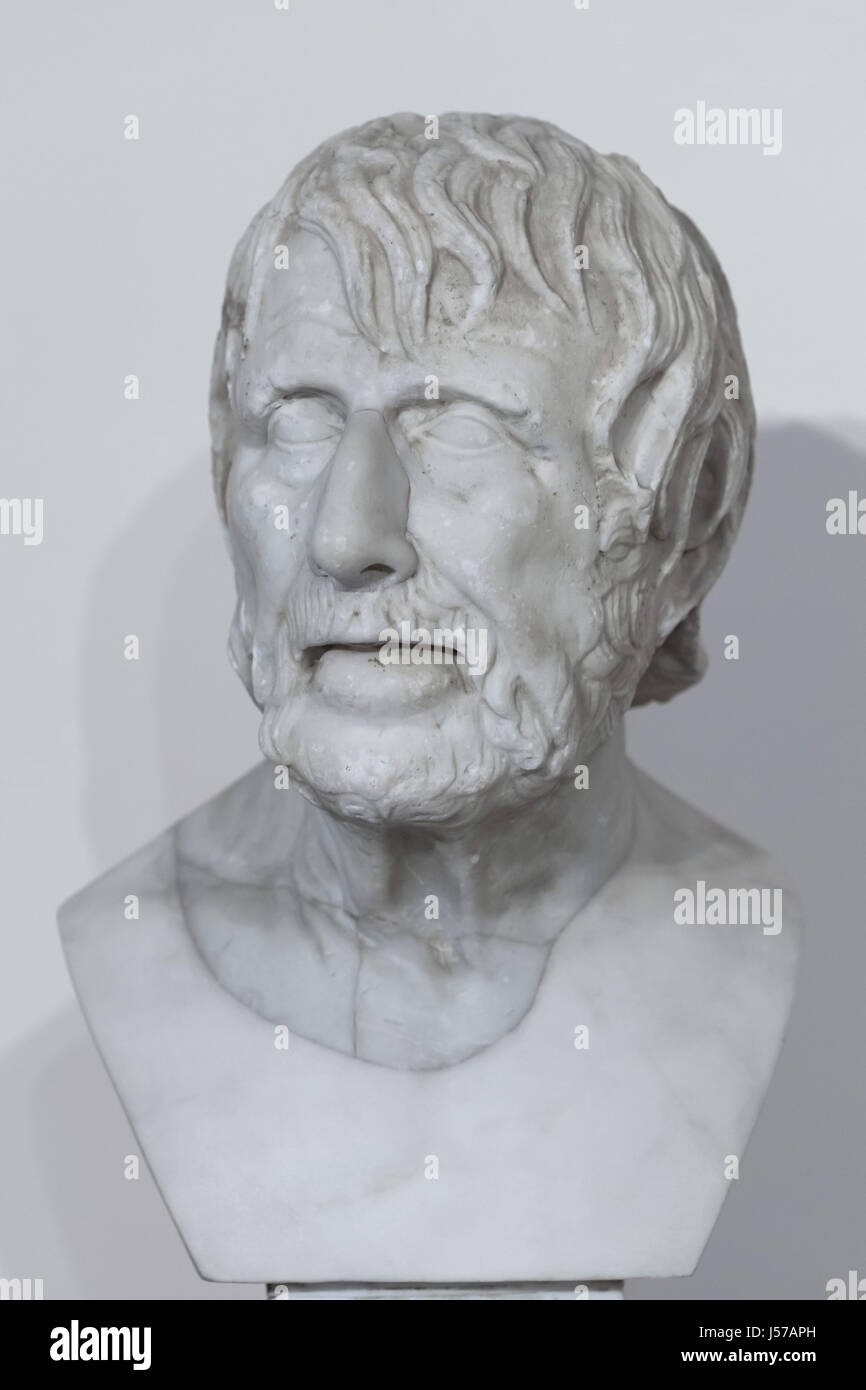 Marmorbüste von den sogenannten Pseudo-Seneca. Römische Kopie aus dem 1. Jahrhundert n. Chr. nach einem griechischen Original vom Ende des 2. Jahrhundert v. Chr. aus der Farnese-Sammlung auf dem Display im Archäologischen Nationalmuseum in Neapel, Kampanien, Italien. Die Büste wurde gehofft ein Porträt von Roman Stoic Philosoph Seneca der jüngere, bis das beschriftete römischen Porträt identifiziert wurde, jetzt allgemein gekennzeichnet als eine phantasievolle Porträt von Hesiod oder Aristophanes. Stockfoto