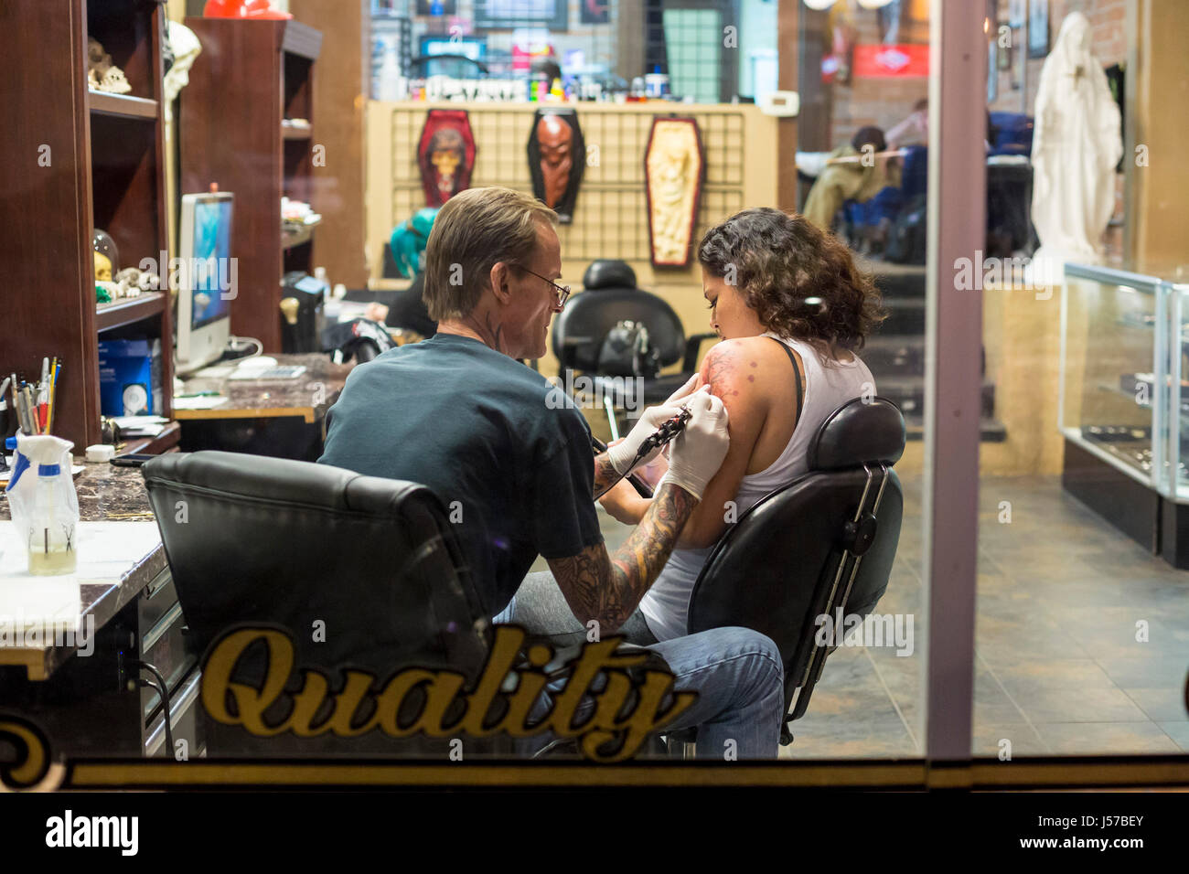Tucson, Arizona - ein Tattoo-Künstler bei der Arbeit in einem Geschäft auf der Fourth Avenue. Stockfoto