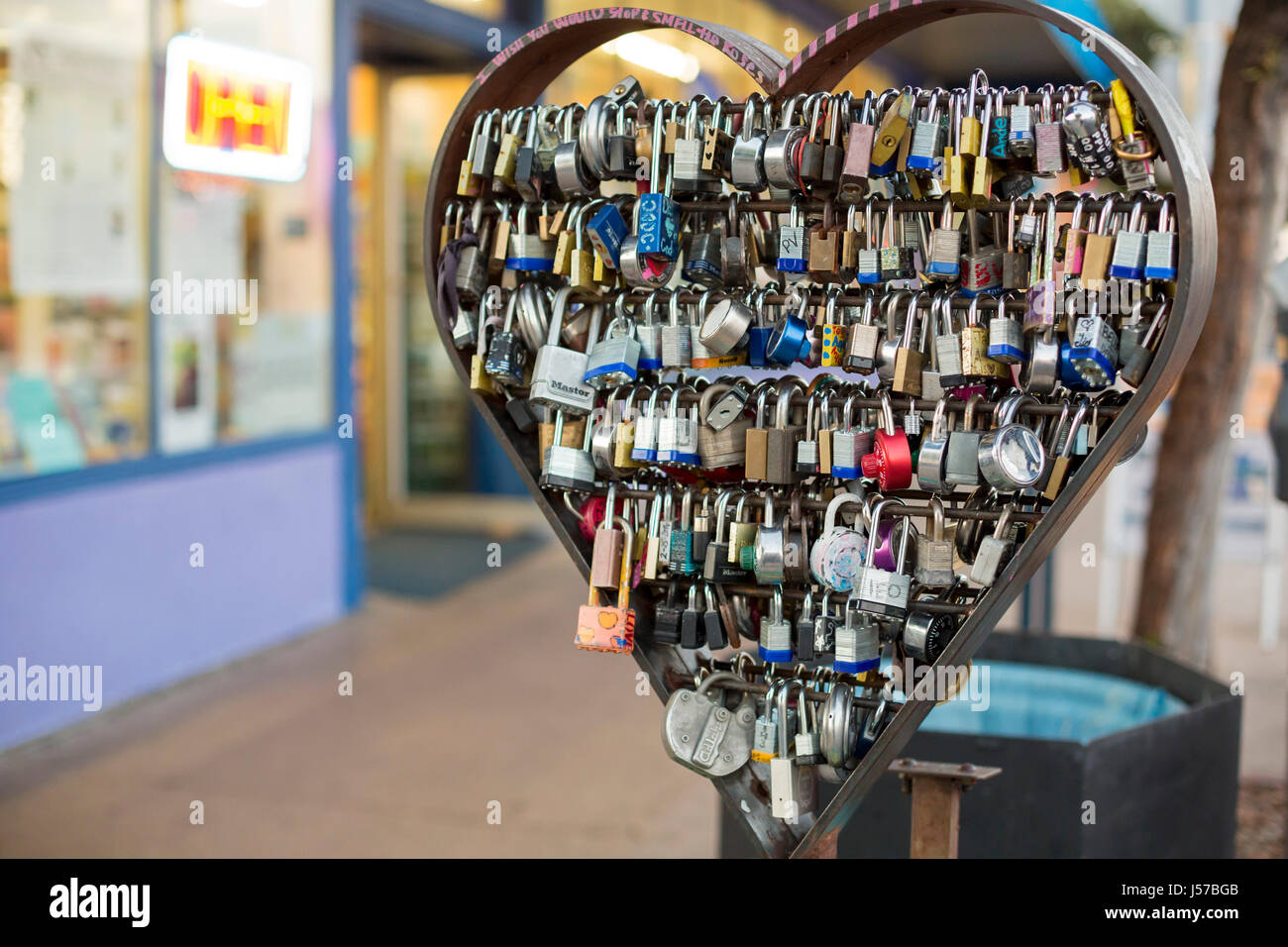 Tucson, Arizona - Lock Your Love-Skulptur auf der Fourth Avenue. Sweethearts schreiben ihre Namen auf einem lokalen, legen Sie es auf die Skulptur und wegwerfen, th Stockfoto