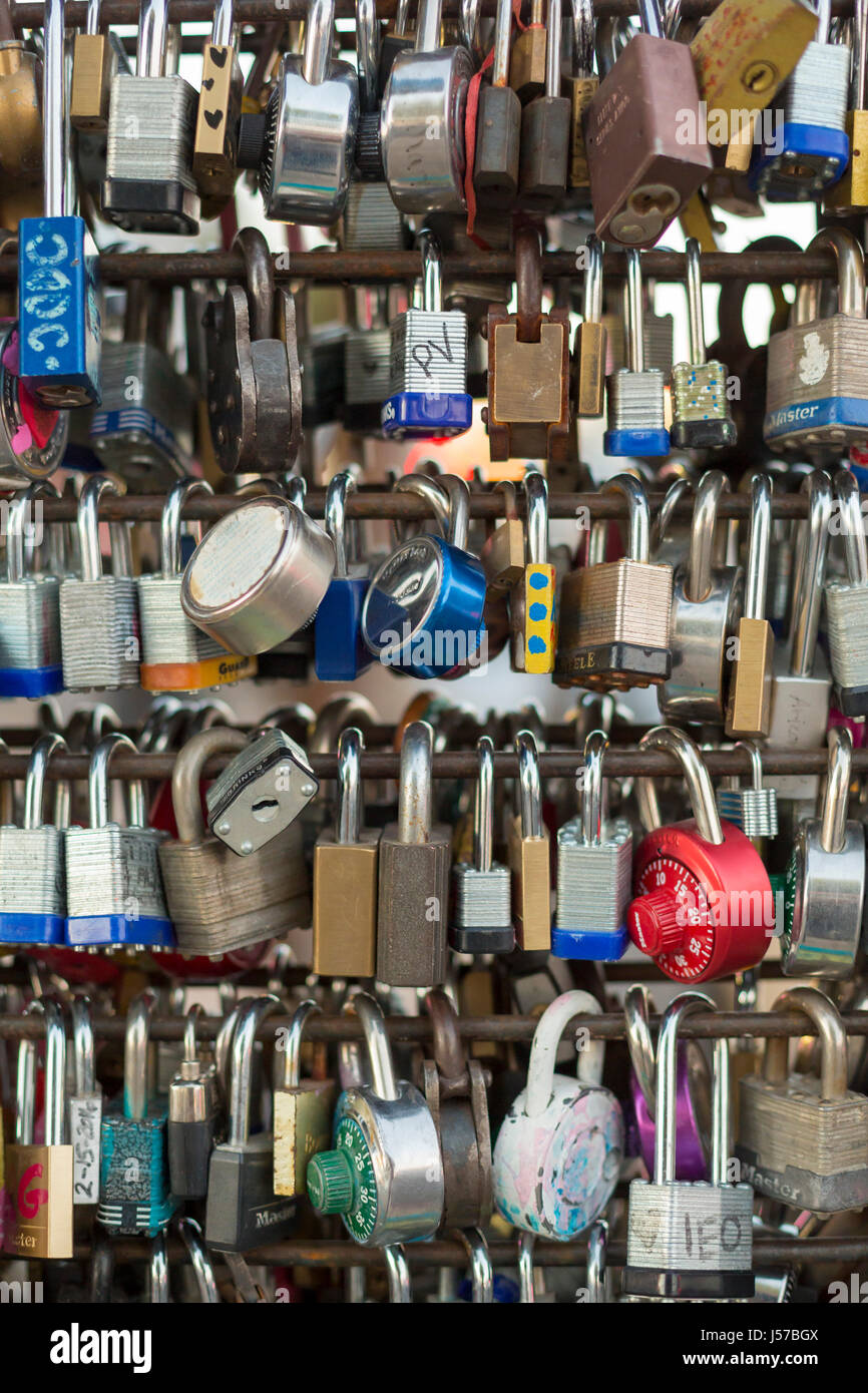 Tucson, Arizona - Lock Your Love-Skulptur auf der Fourth Avenue. Sweethearts schreiben ihre Namen auf einem lokalen, legen Sie es auf die Skulptur und wegwerfen, th Stockfoto