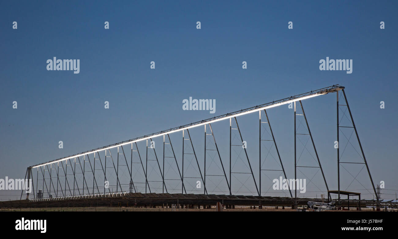 Tucson, Arizona - The Compact Linear Fresnel Reflektor (CLFR) in Tucson Electric Power erzeugt fünf Megawatt Solarstrom. Das System verwendet Stockfoto
