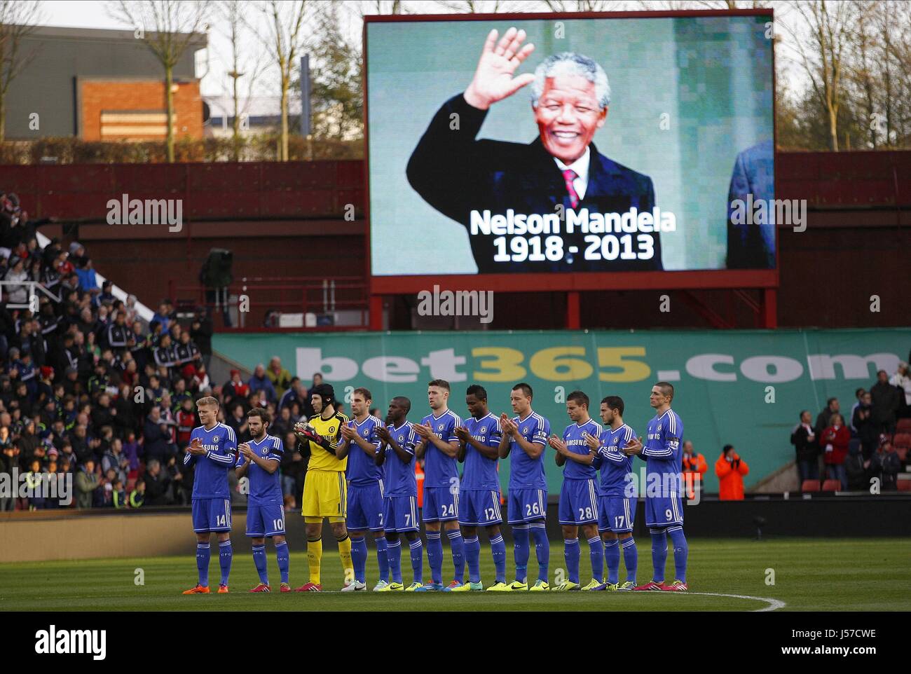 CHELSEA TEAM Hommage an NELSON STOKE CITY V CHELSEA die BRITANNIA STADIUM STOKE-ON-TRENT ENGLAND 7. Dezember 2013 Stockfoto