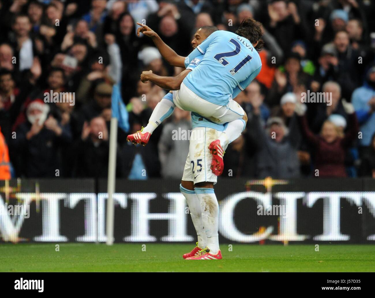 FERNANDINHO & DAVID SILVA 3.1 MANCHESTER CITY V ARSENAL ETIHAD STADIUM MANCHESTER ENGLAND 14. Dezember 2013 Stockfoto