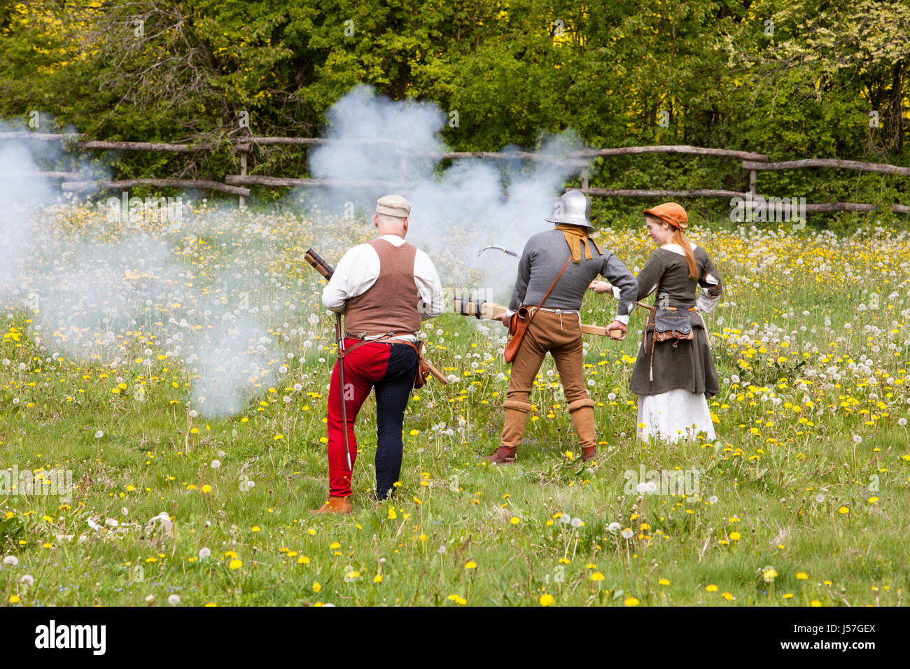Hand-Kanonen abgefeuert von einer Reenactment-Gruppe, rekonstruierten mittelalterlichen Haus, Nienovers, Bodenfelde, Niedersachsen, Deutschland Stockfoto