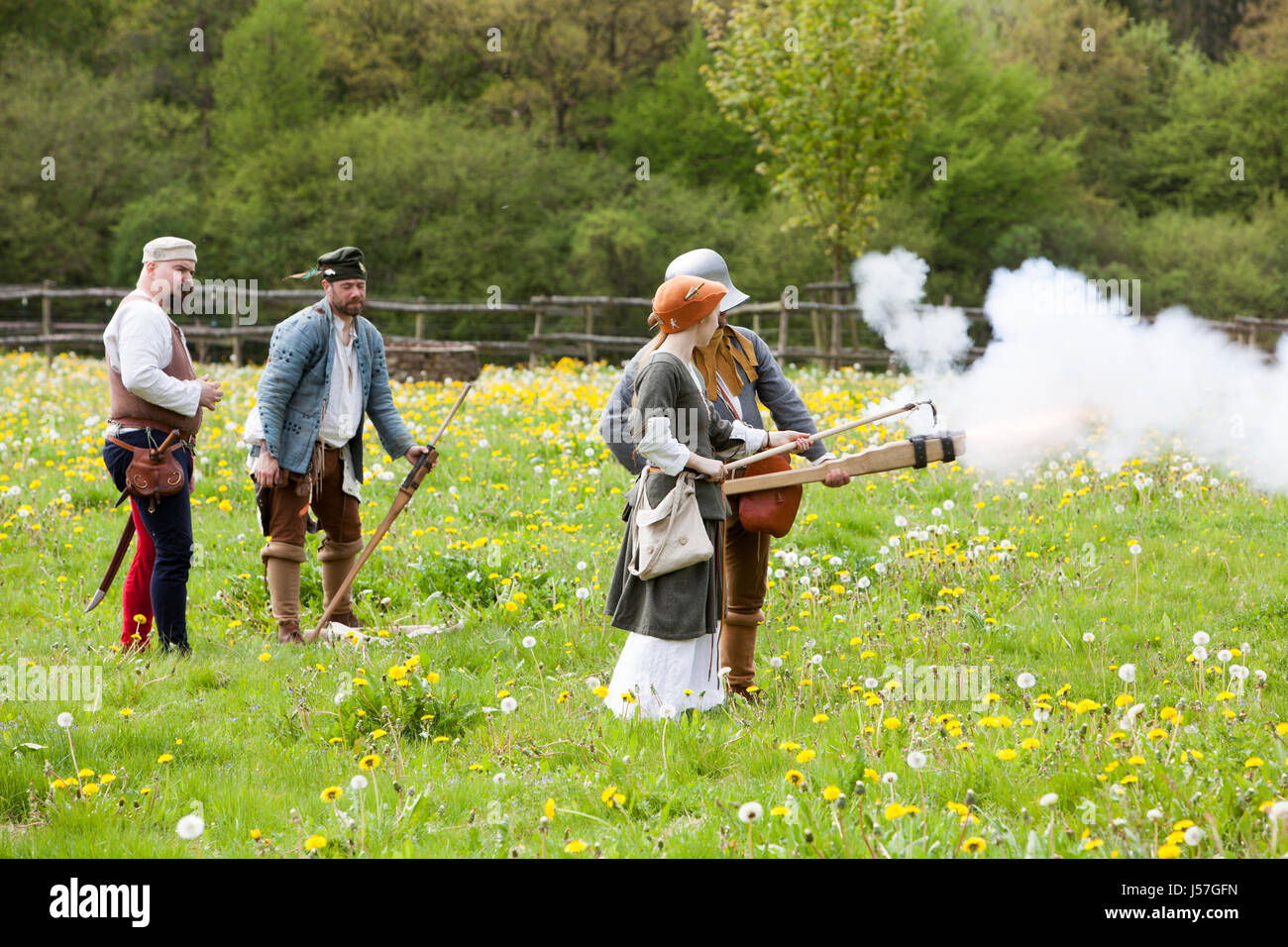 Hand-Kanonen abgefeuert von einer Reenactment-Gruppe, rekonstruierten mittelalterlichen Haus, Nienovers, Bodenfelde, Niedersachsen, Deutschland Stockfoto