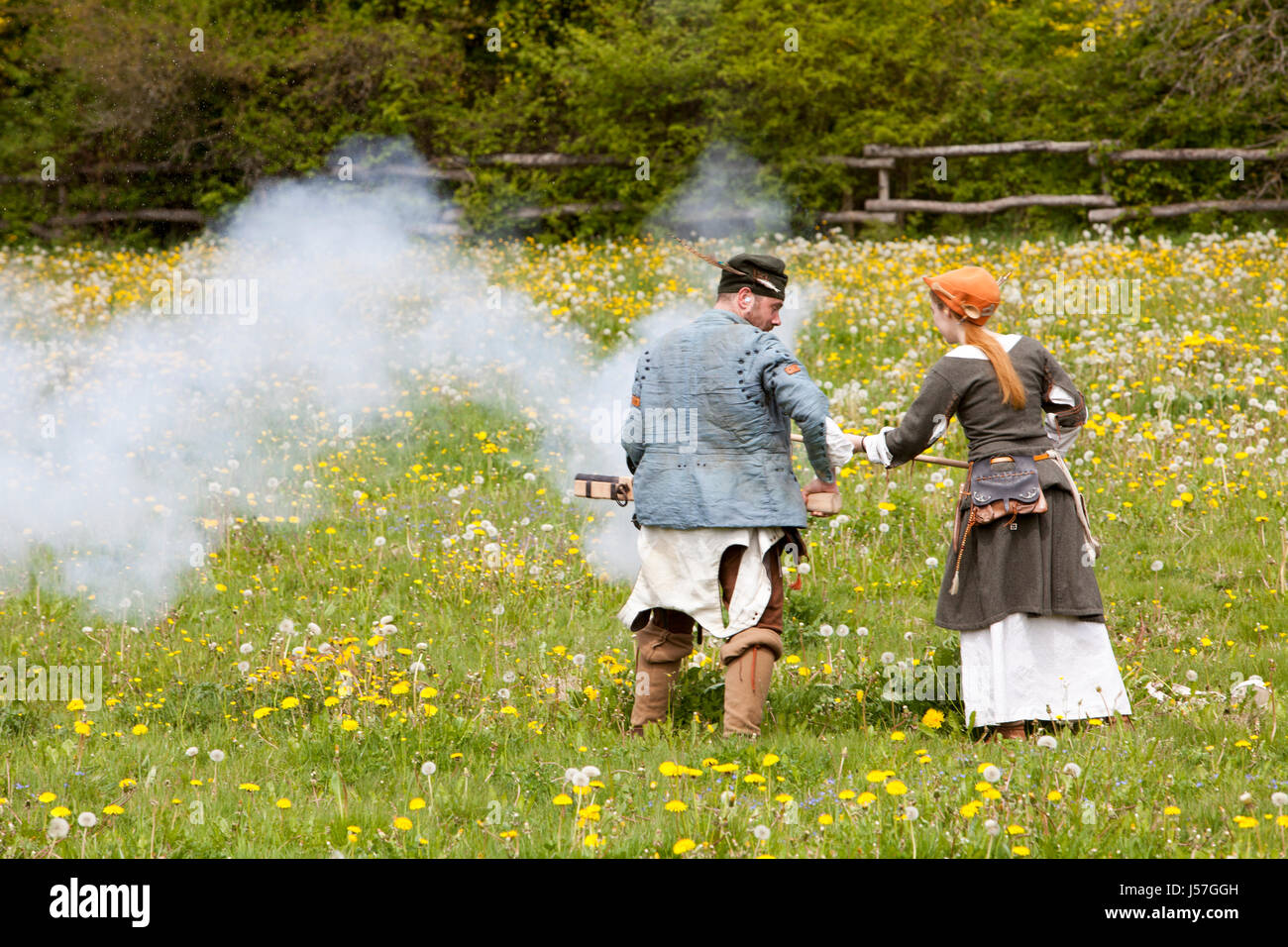 Hand-Kanonen abgefeuert von einer Reenactment-Gruppe, rekonstruierten mittelalterlichen Haus, Nienovers, Bodenfelde, Niedersachsen, Deutschland Stockfoto