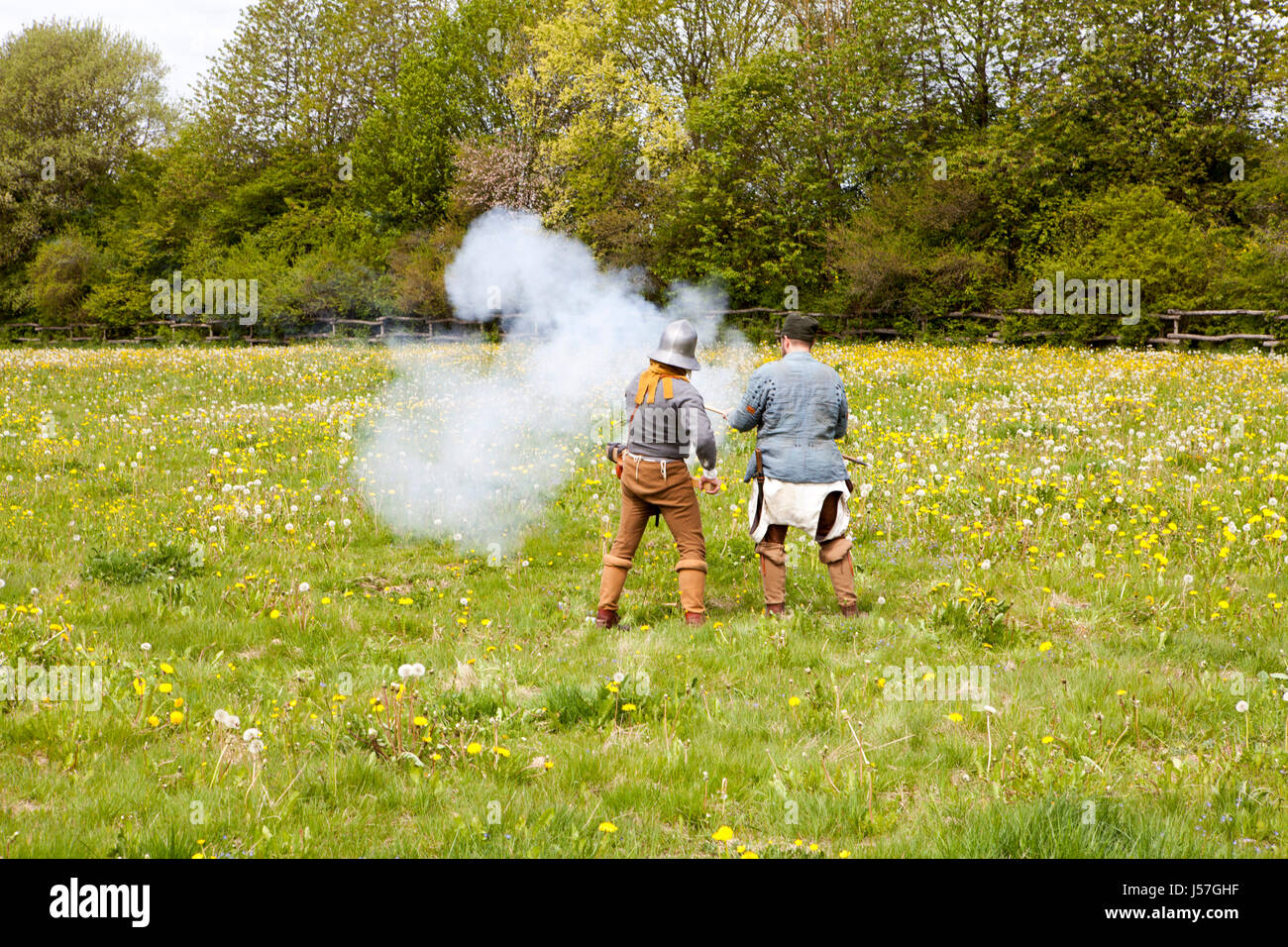 Hand-Kanonen abgefeuert von einer Reenactment-Gruppe, rekonstruierten mittelalterlichen Haus, Nienovers, Bodenfelde, Niedersachsen, Deutschland Stockfoto