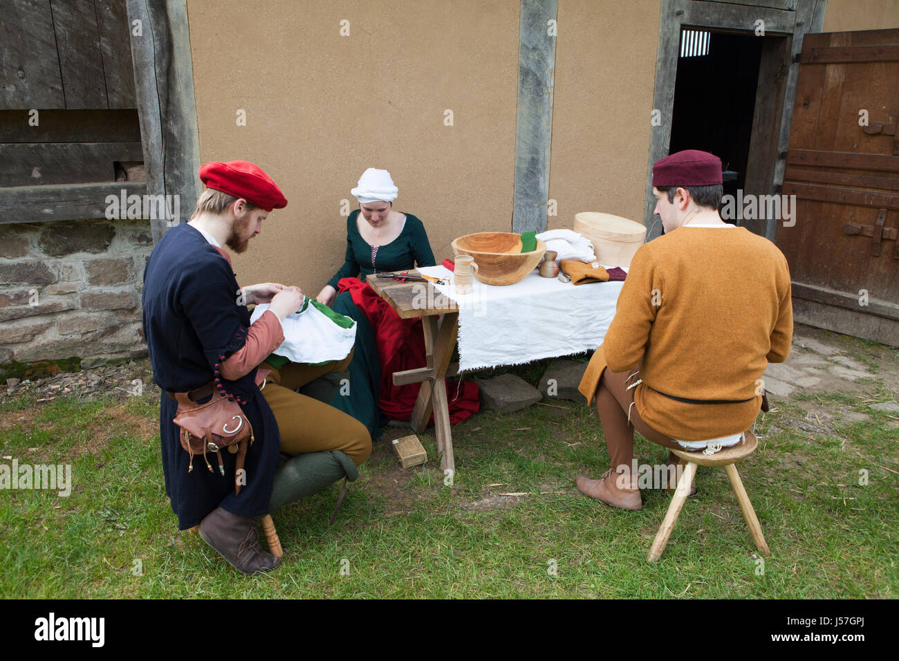 Nähen von einer Reenactment-Gruppe, rekonstruierten mittelalterlichen Haus, Nienovers, Bodenfelde, Niedersachsen, Deutschland Stockfoto