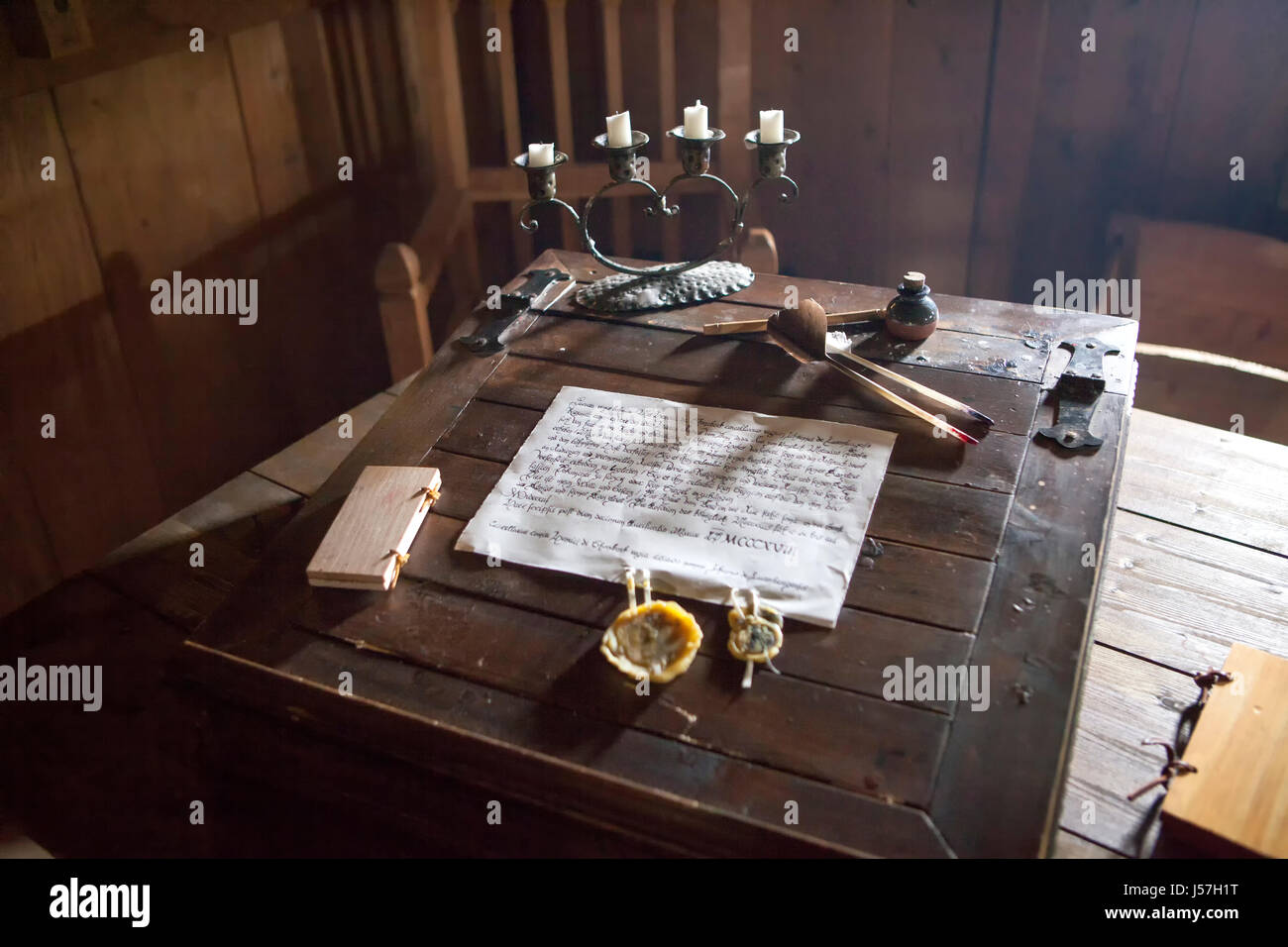 Der Schreibtisch im Schlafzimmer des rekonstruierten mittelalterlichen Hauses, Nienovers, Bodenfelde, Niedersachsen, Deutschland Stockfoto