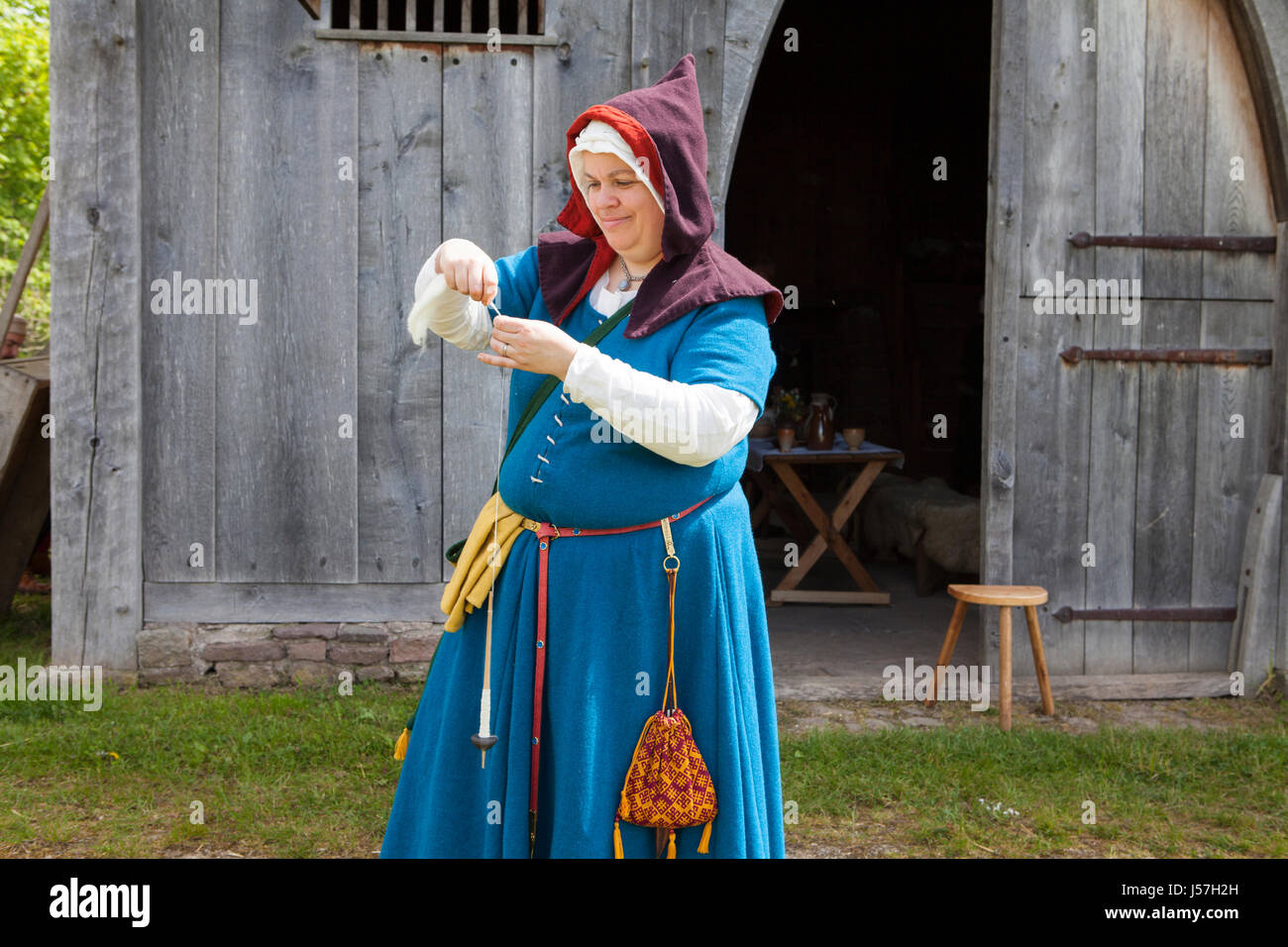 Spinnen von Garn von einem Mitglied einer Reenactment-Gruppe, rekonstruierten mittelalterlichen Haus, Nienovers, Bodenfelde, Niedersachsen, Deutschland Stockfoto